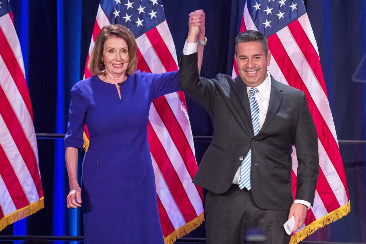 Victoria. La líder demócrata Nancy Pelosi, junto a Ben Ray Lujan, celebro el triunfo en la Cámara de Representantes. (EFE)