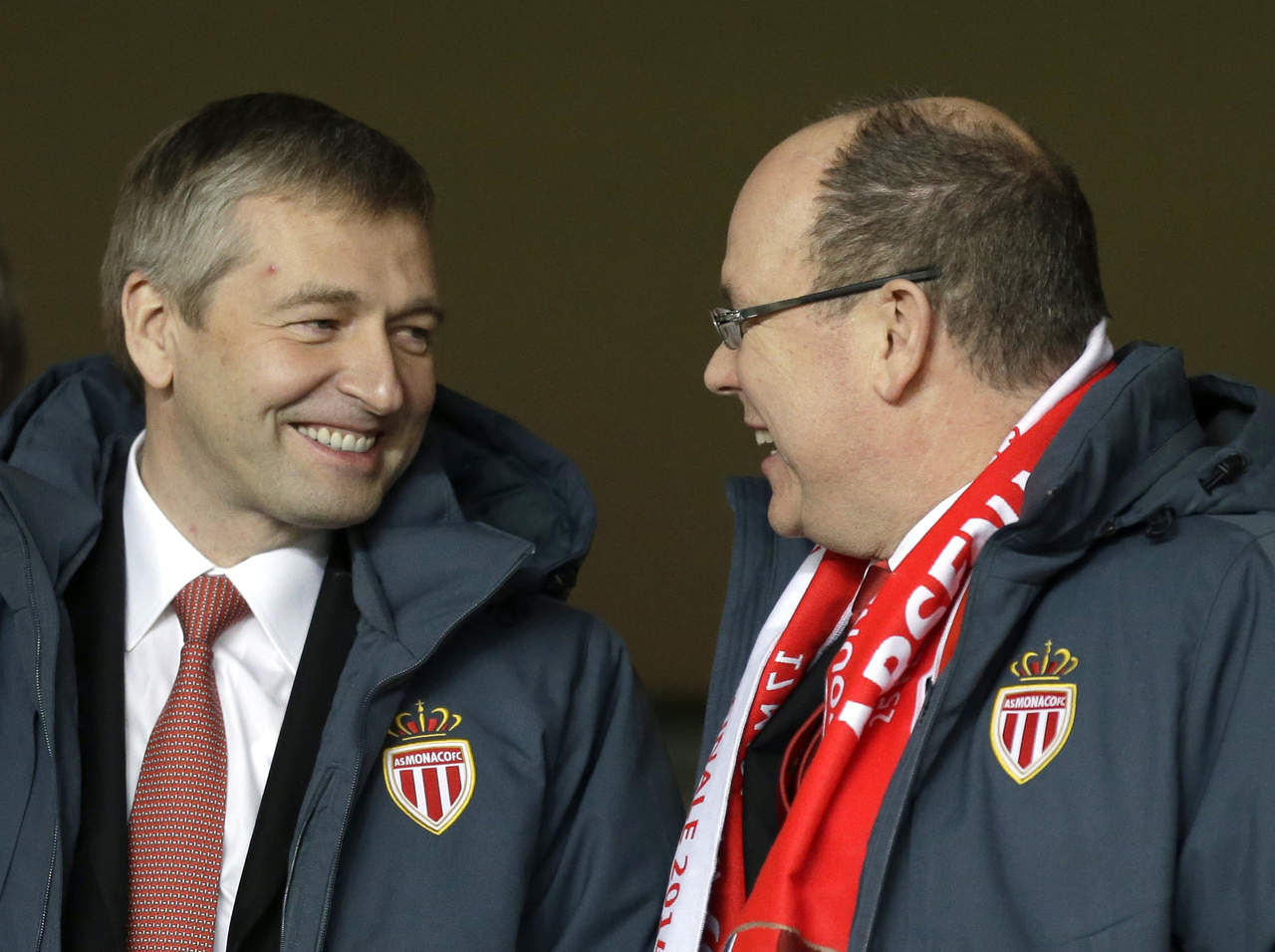 Rybolovlev (i), propietario del club desde diciembre de 2011, fue puesto en libertad pero bajo control judicial, agregó el rotativo.