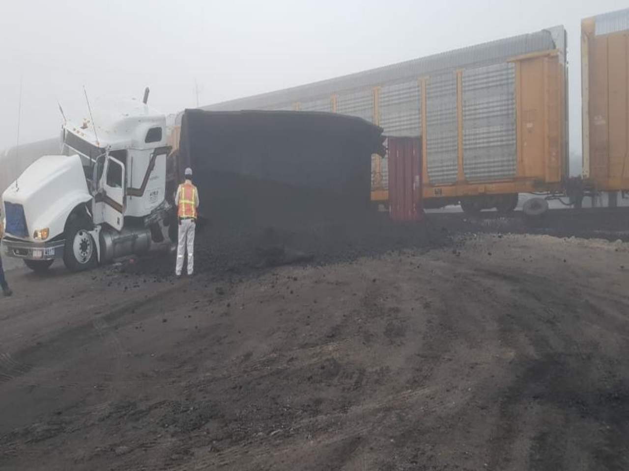 Presuntamente el accidente derivó de la densa niebla que se registró en la región Norte de Coahuila desde la madrugada de este miércoles. (ESPECIAL)