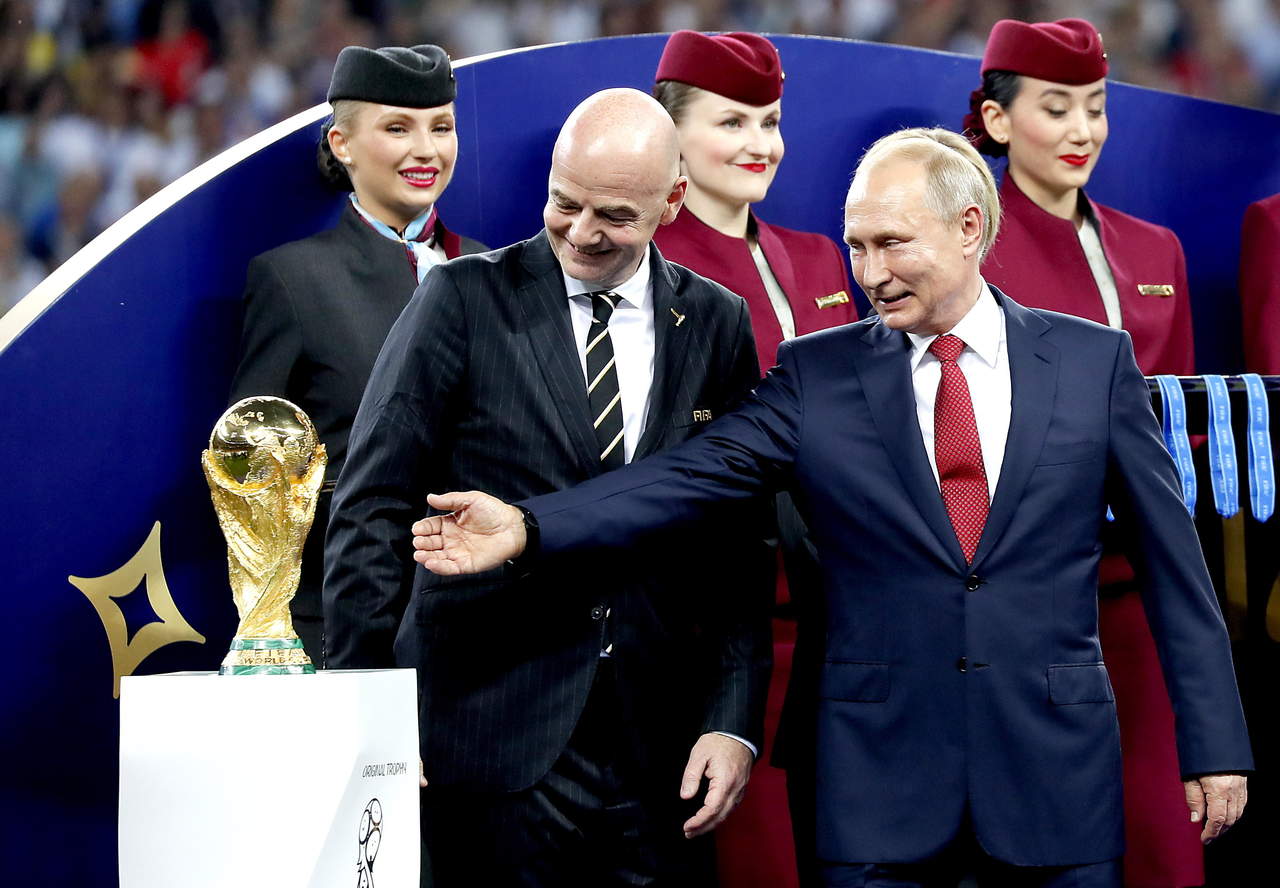 Vladimir Putin, presidente ruso, junto a Gianni Infantino, presidente de FIFA, previo a la entrega de la Copa del Mundo al ganador Francia. (ARCHIVO)