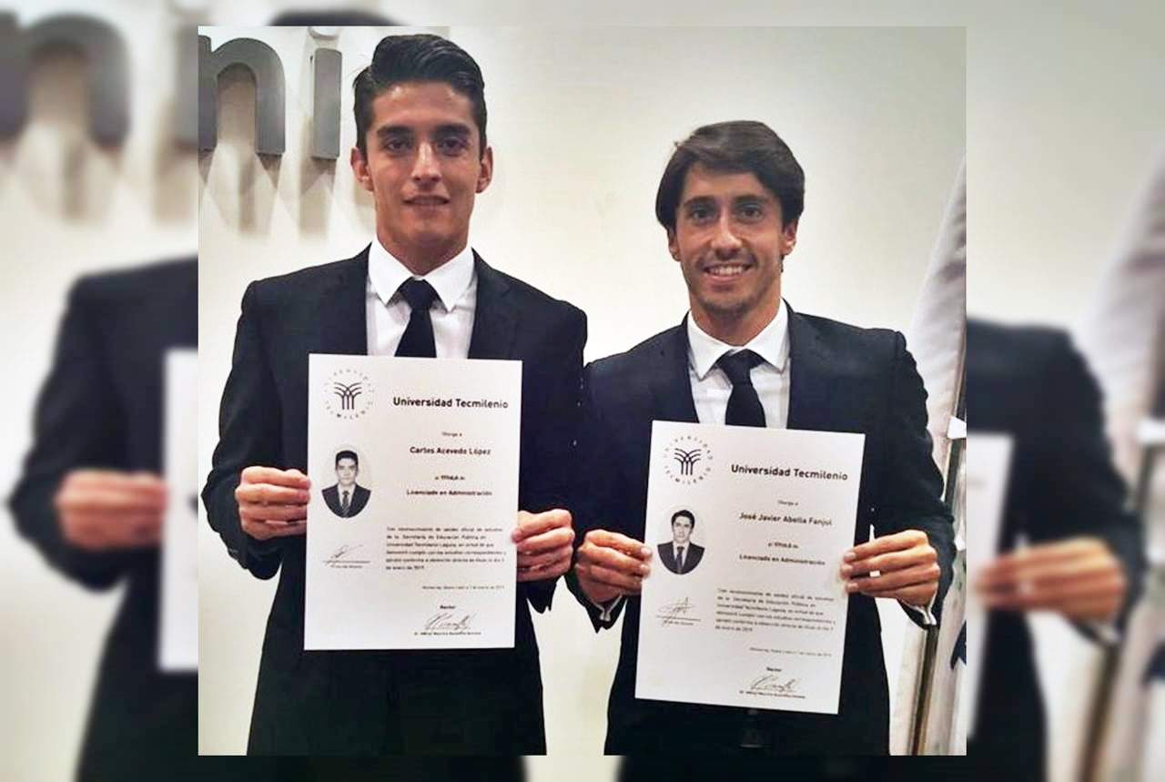 Carlos Acevedo y Javier Abella posan junto a títulos de Licenciado en Administración. (Especial)