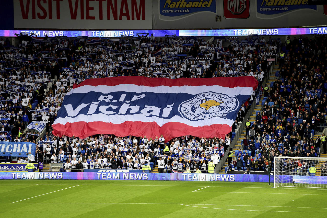 Durante la pasada jornada, los seguidores del Leicester City desplegaron una bandera en honor al fallecido dueño del equipo.