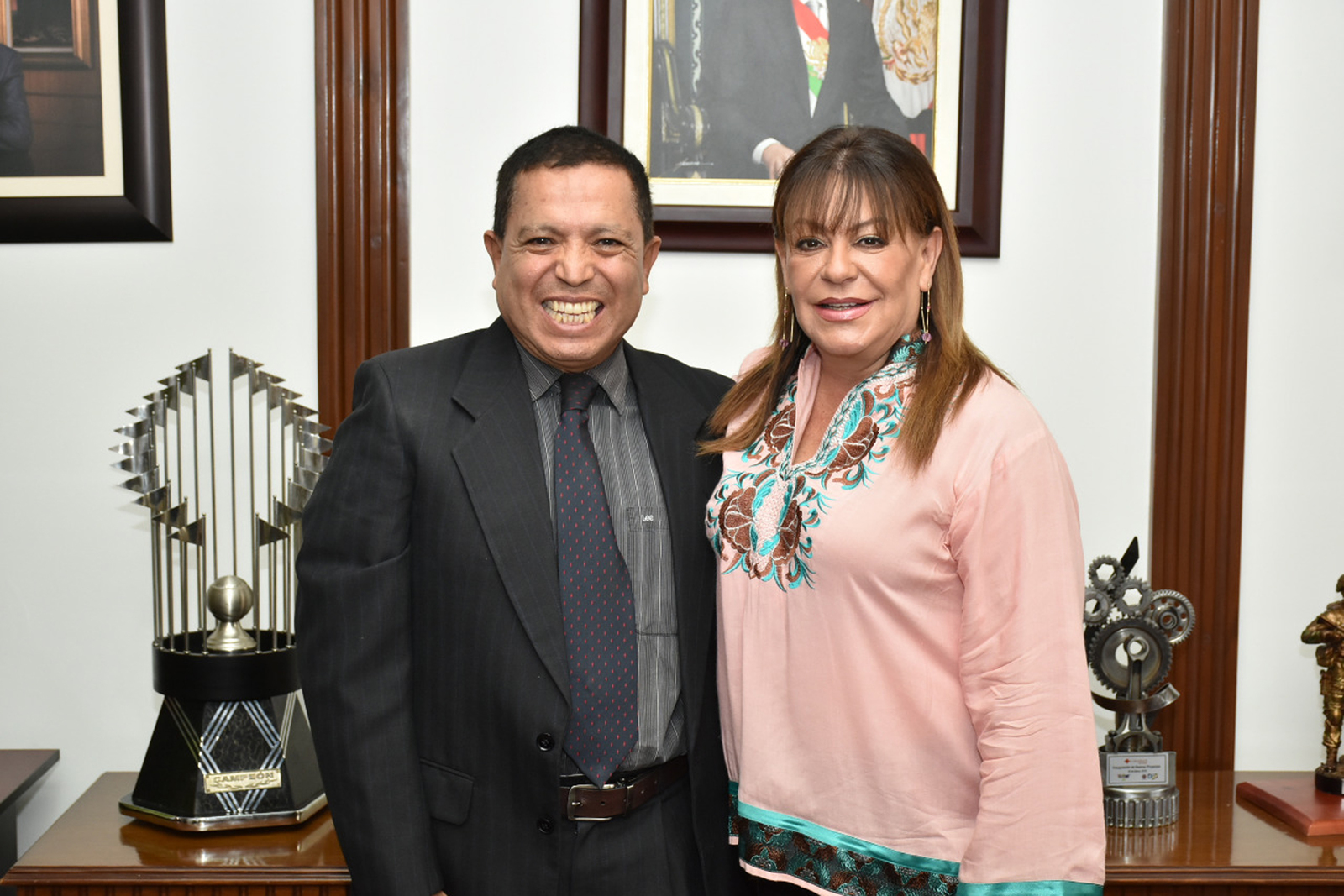 Nombramiento. La alcaldesa, Leticia Herrera tomó protesta a Ángel Reyna Cepeda. (EL SIGLO DE TORREÓN)