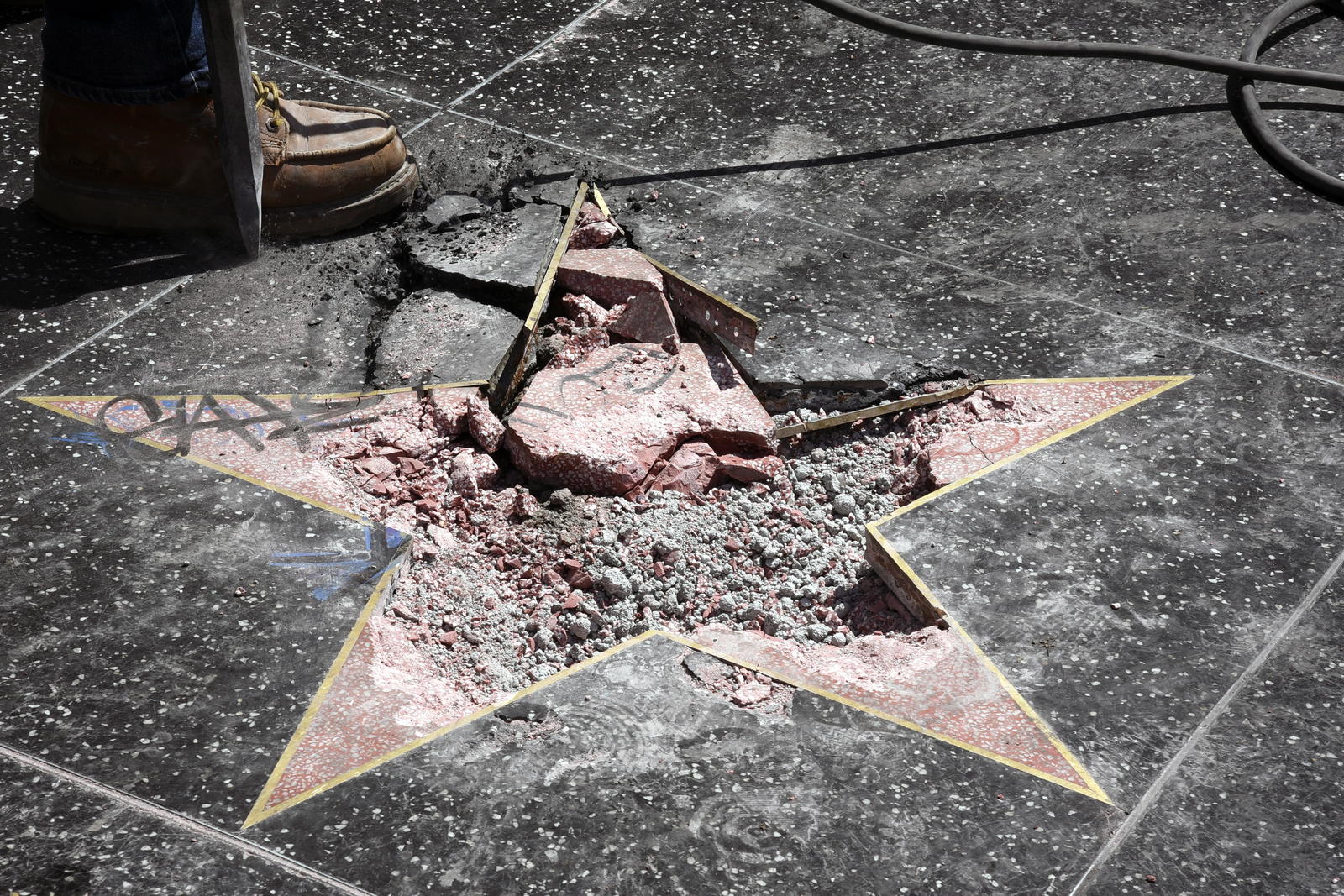 Con pico. La estrella del presidente Donald Trump fue destruida con un pico en el mes de julio. (ARCHIVO)