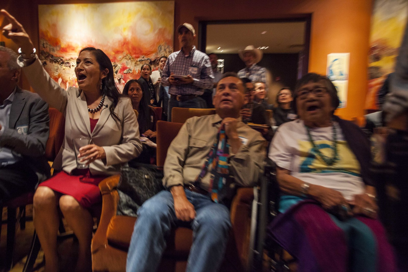 Diversidad. Deb Haaland (Izq.), de origen indígena, obtuvo una amplia victoria en Nuevo México. (AP)