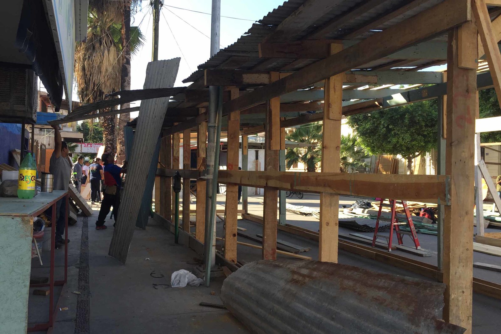 Preparativos. Ayer inició la instalación del tradicional Mercadito Navideño de Torreón. (GUADALUPE MIRANDA)