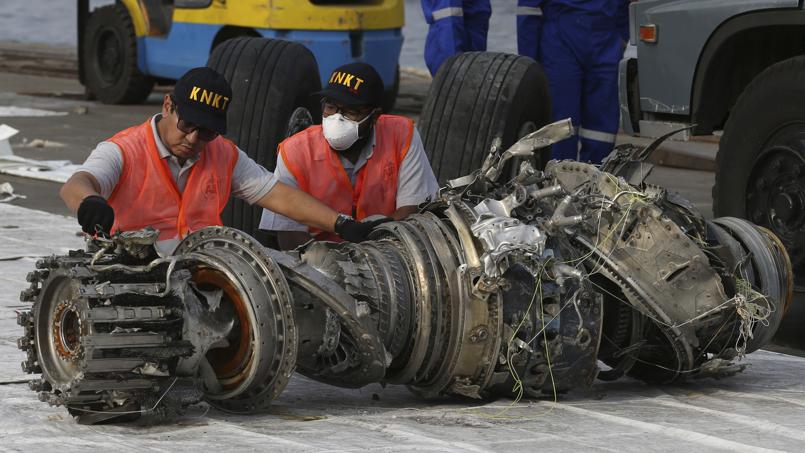 Accidente. Funcionarios inspeccionaron un motor recuperado del avión Lion Air en Indonesia. (AP)