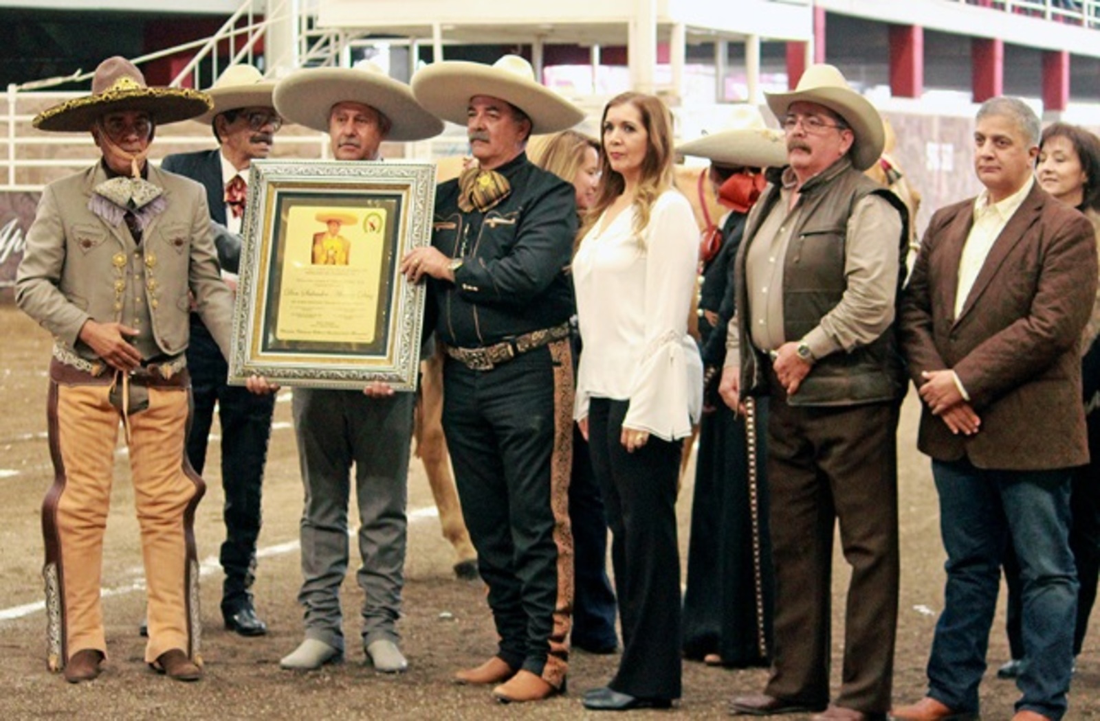 Momento en que los hijos de Don Salvador Álvarez Díaz reciben la placa por parte de la FMCH.
