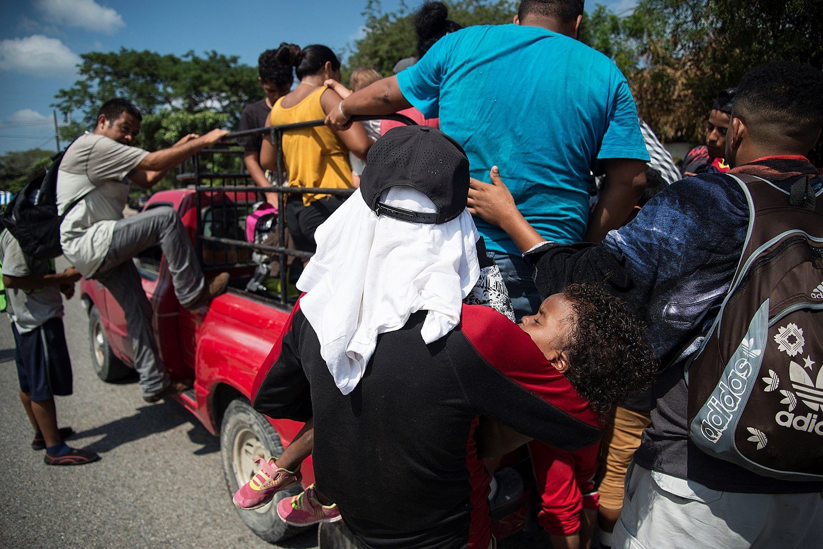 Apoyo. Integrantes de la segunda caravana de migrantes se suben a un vehículo a su salida del municipio de Tapanetepec. (EFE)