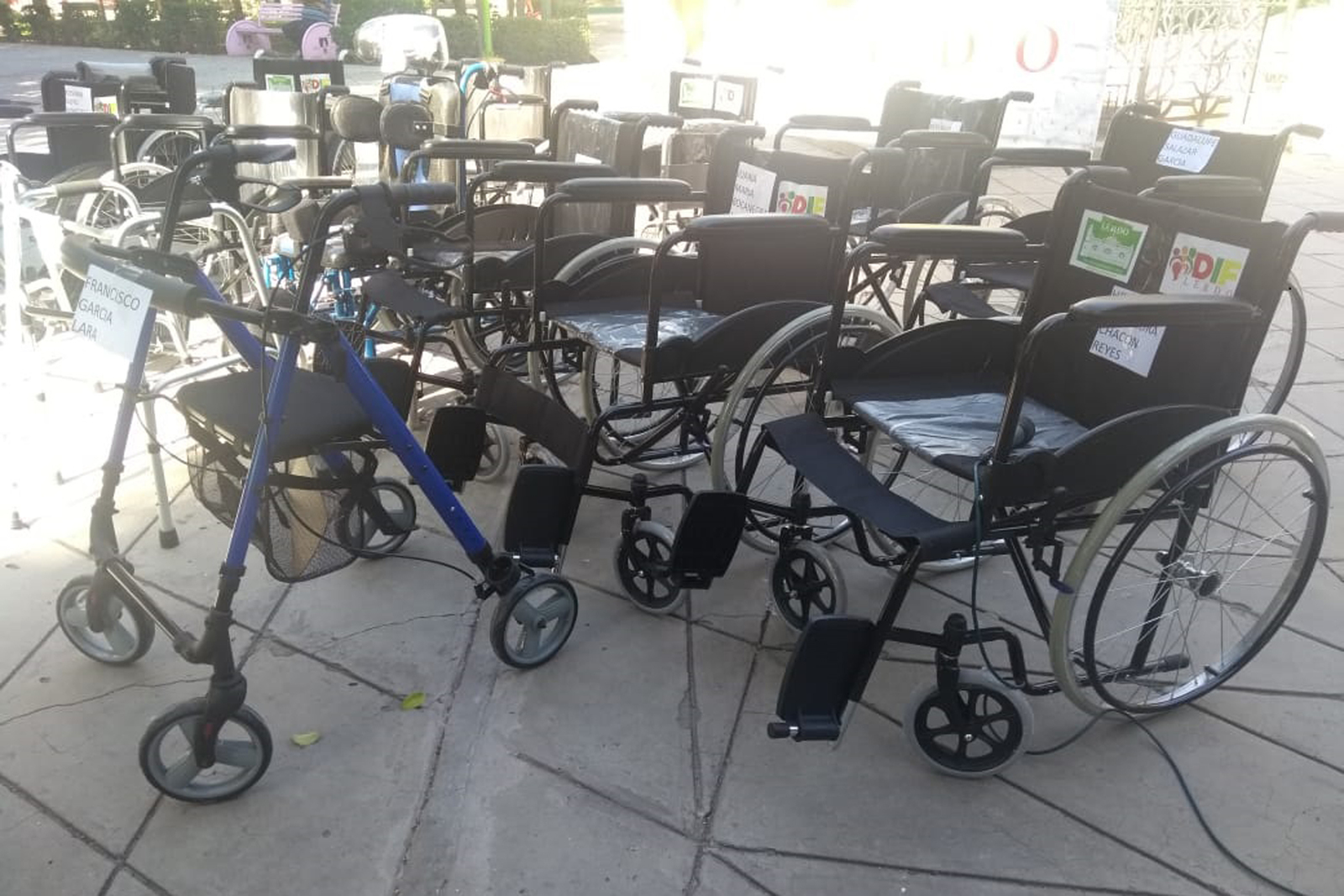 Sillas. Estas son las sillas de ruedas, andadores y demás aparatos que fueron entregados a personas que más lo requieren. (EL SIGLO DE TORREÓN)