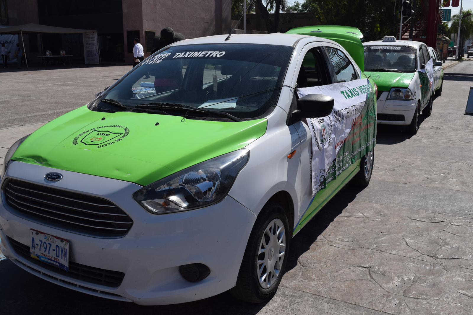 Acuden. Taxistas estacionaron sus vehículos afuera de la presidencia municipal. (EL SIGLO DE TORREÓN)