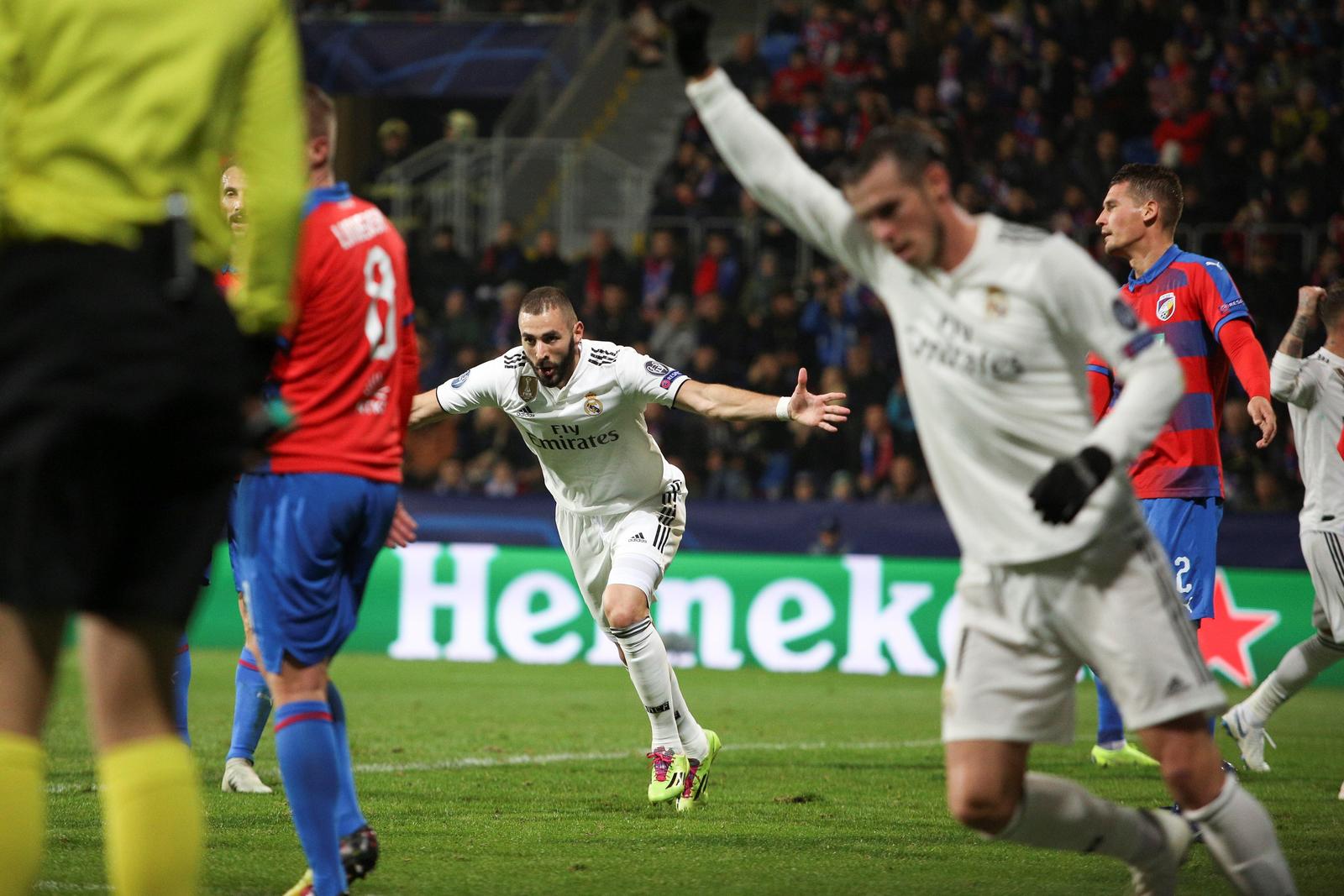 Gareth Bale (d), del Real Madrid, celebra la anotación de un gol junto a su compañero Karim Benzema (c) durante el partido del grupo G de la Liga de Campeones en Pilsen, República Checa.