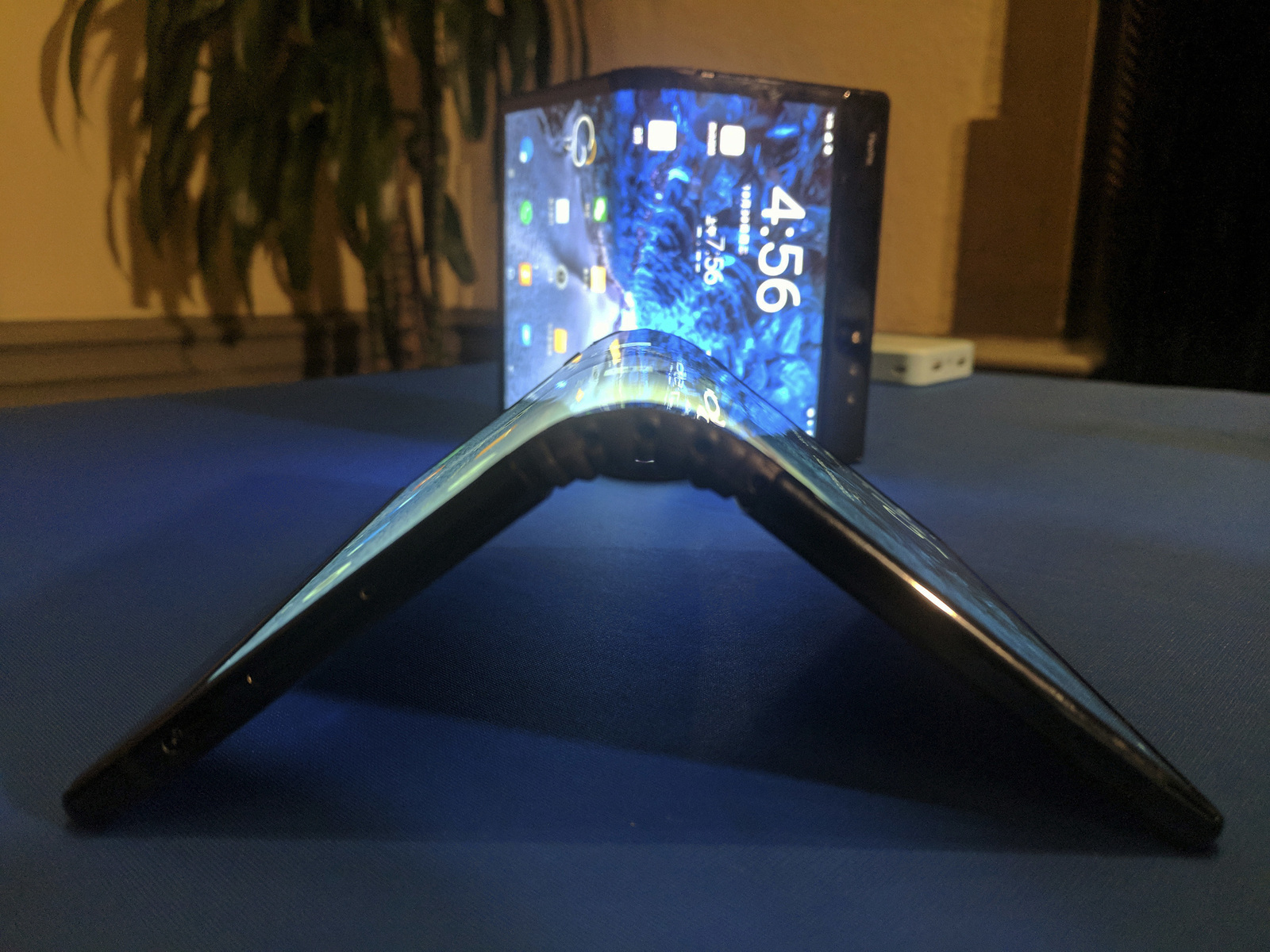 Presenta Samsung teléfono flexible