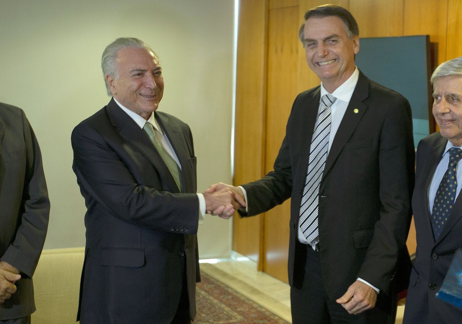 Bolsonaro y Temer se reúnen en Brasilia
