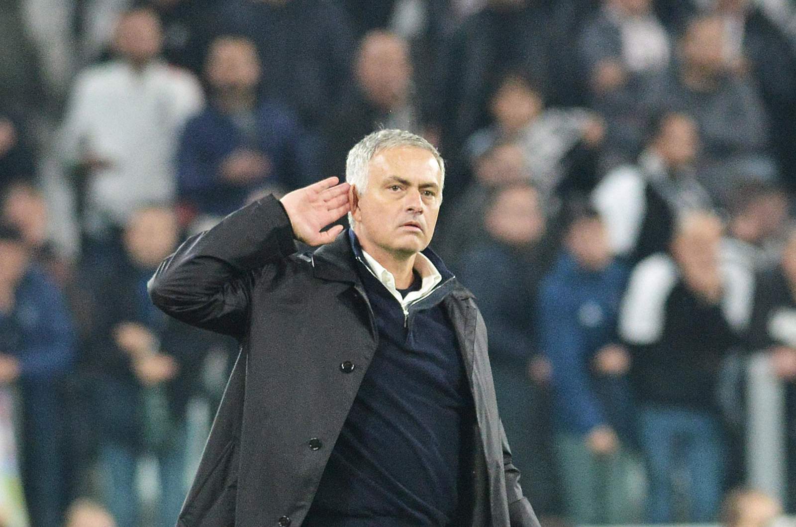 José Mourinho, técnico del Manchester United, reta a los hinchas de la Juventus al final de un partido de la Champions League.