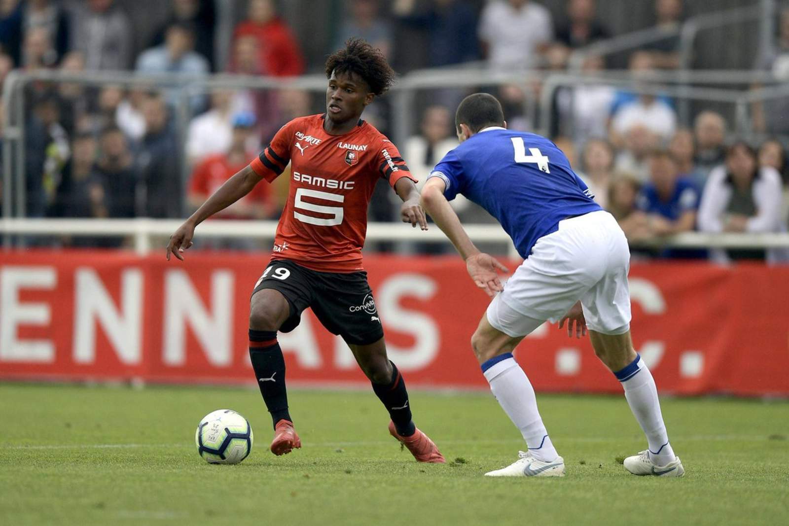 Gboho (i), de 17 años, actualmente juega con el Rennes y forma parte de la selección Sub18 de Francia. (Especial)