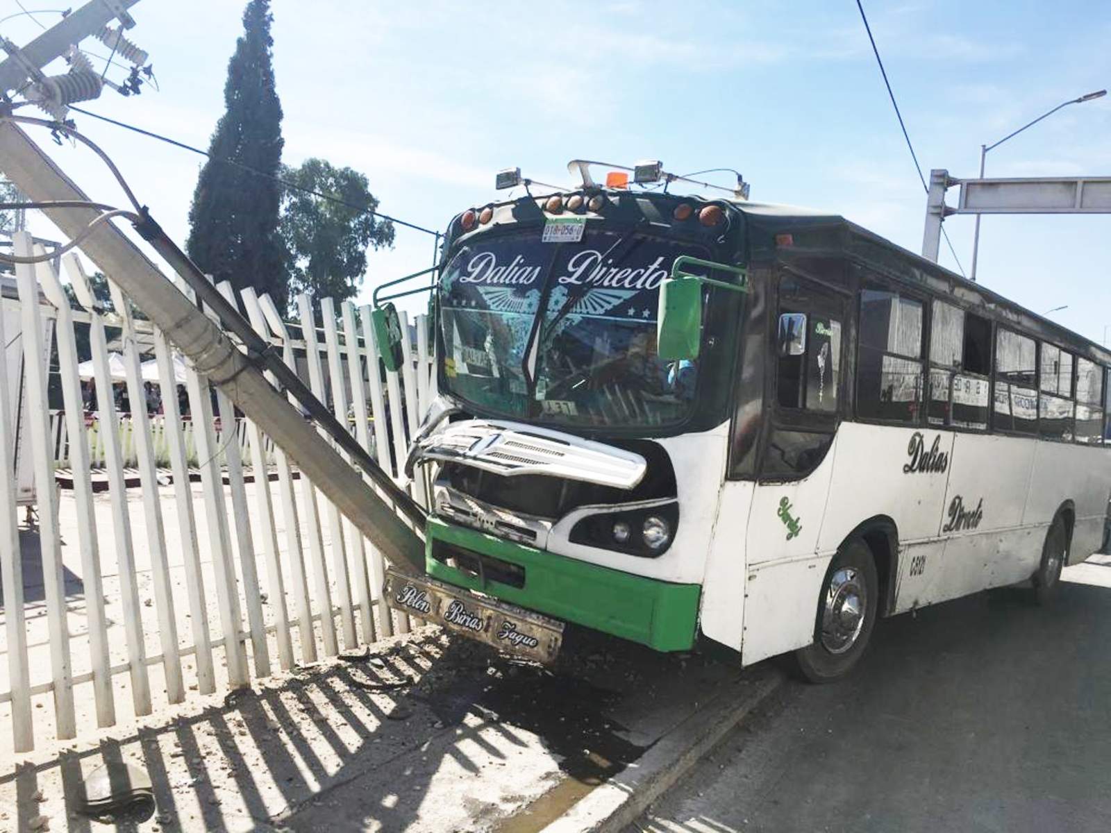 Camión de ruta se impacta contra poste en Torreón
