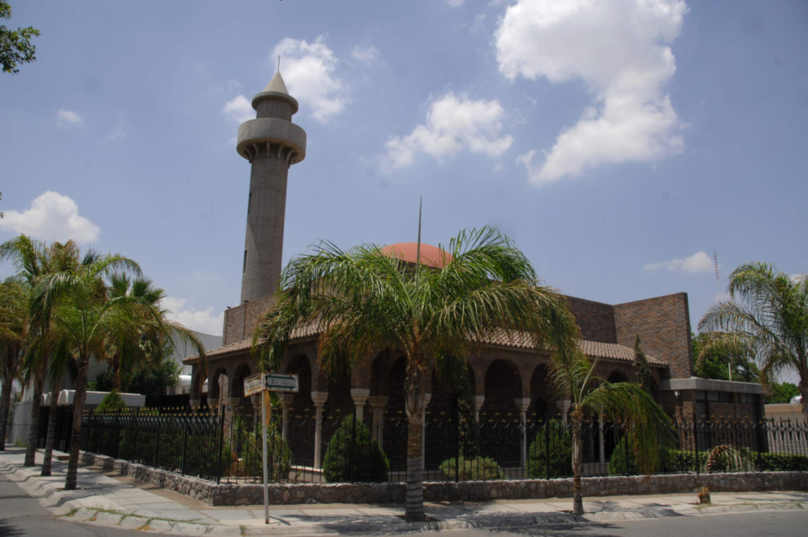 La Mezquita es una joya arquitectónica, construida en 1986. (RAMÓN SOTOMAYOR)