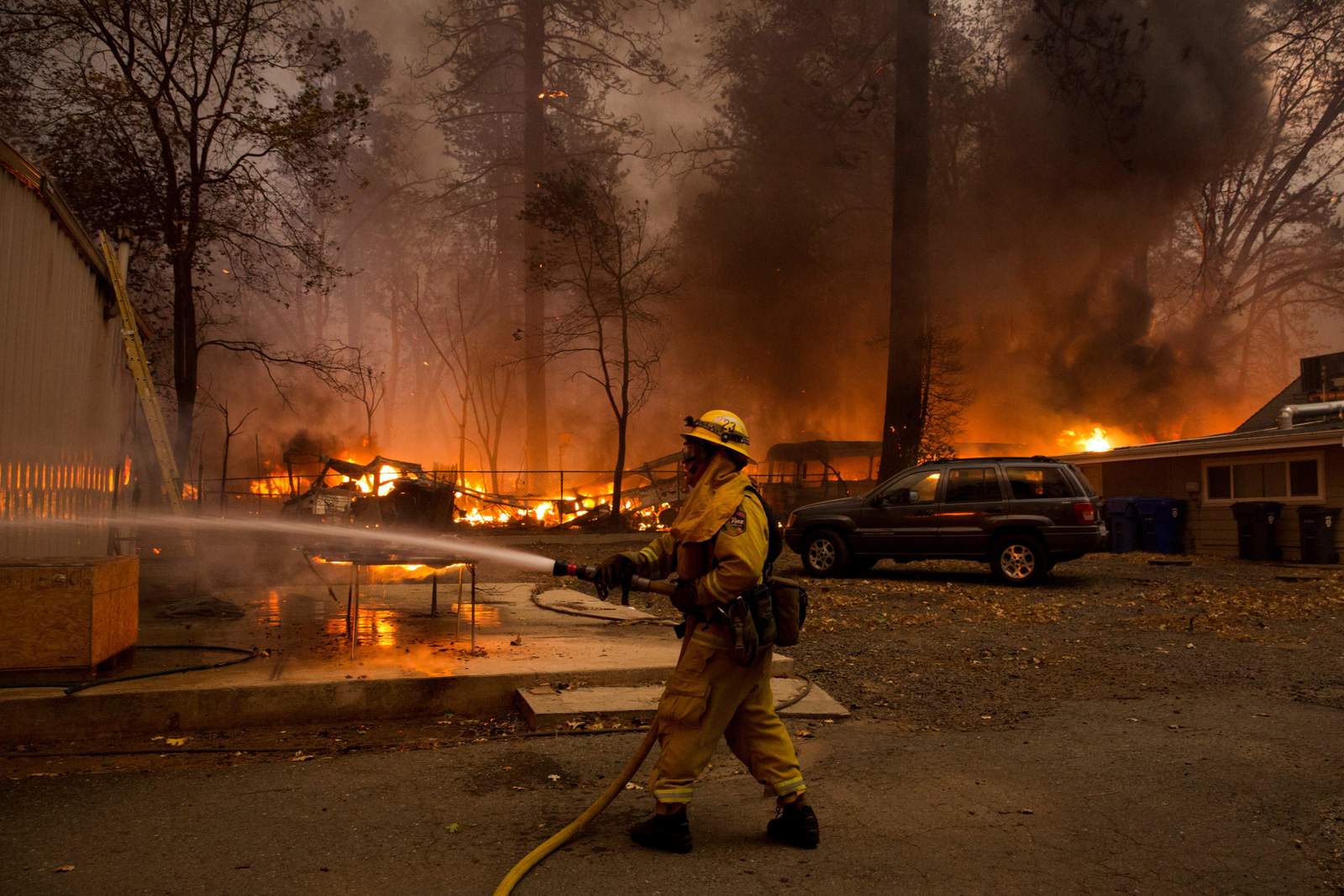 Huyen miles de personas de incendio forestal en California