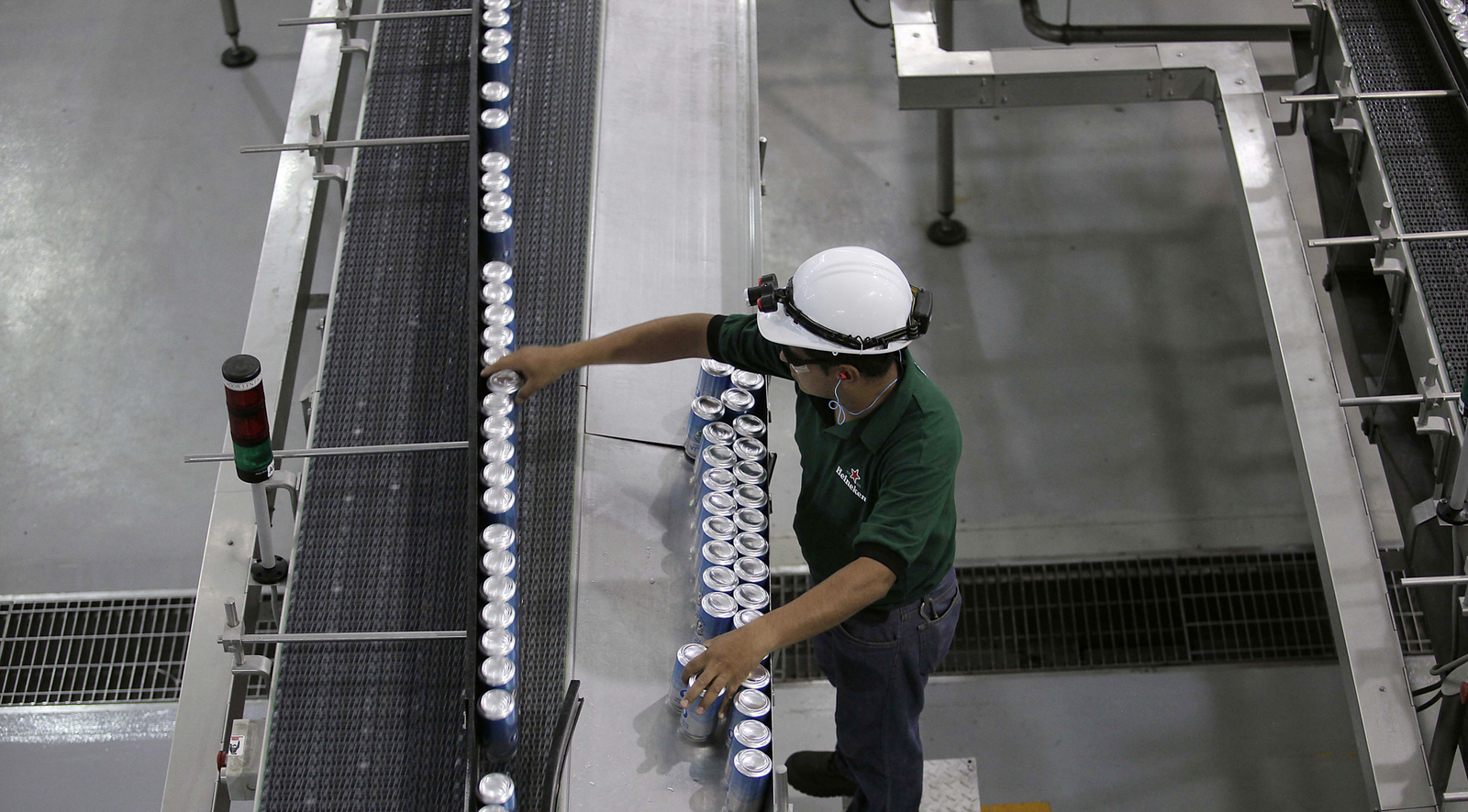 Respuesta. Heineken México reiteró su apego a la normatividad y atenderá la información requerida por la autoridad. (ARCHIVO)