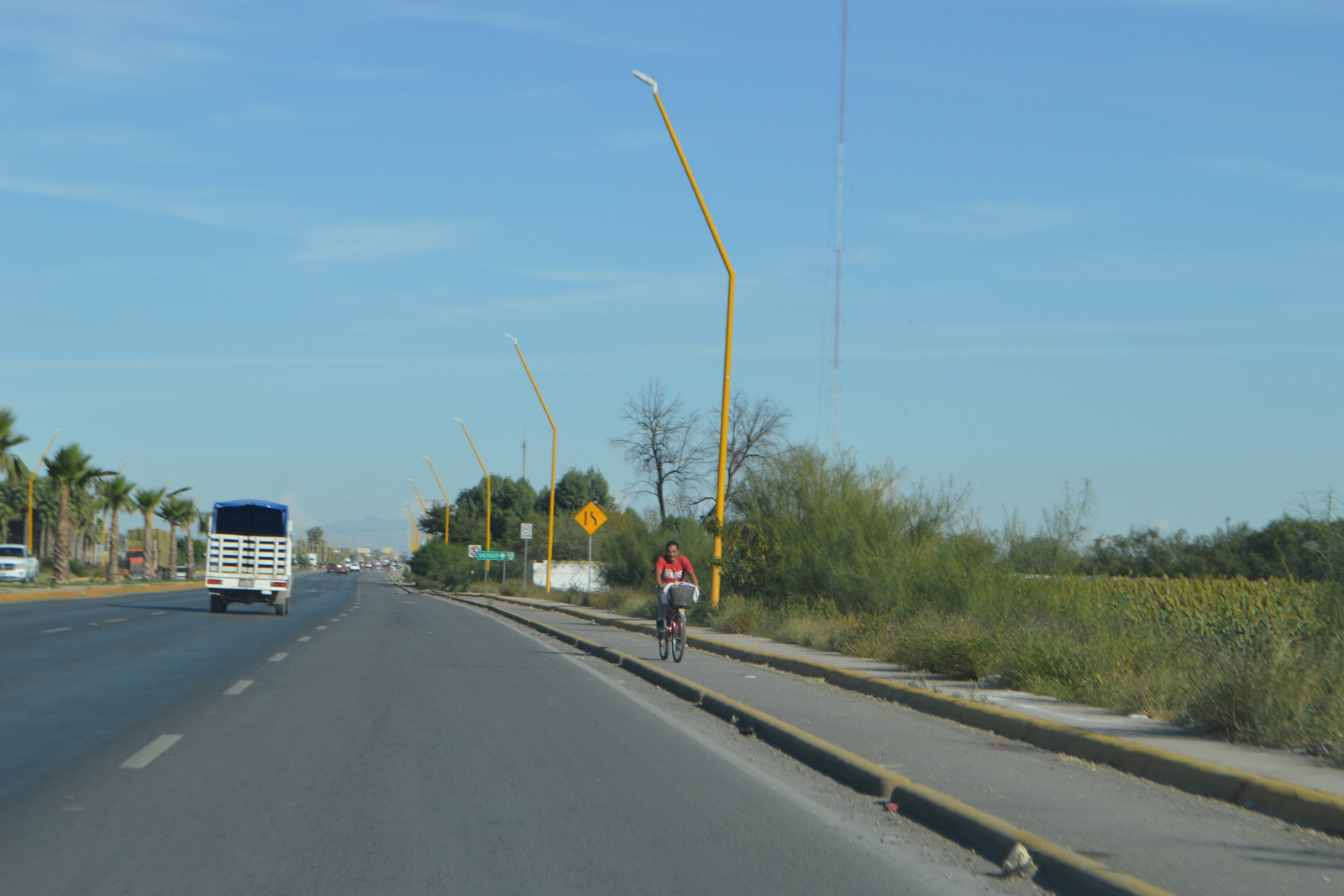 Riesgos. A pesar de las carencias, ciclistas siguen utilizando la ciclovía del proyecto Metrobús, del lado de Matamoros. (EL SIGLO DE TORREÓN/ROBERTO ITURRIAGA) 