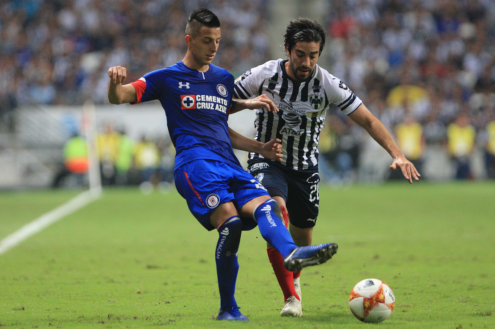 Roberto Alvarado (i), del Cruz Azul, en un partido contra Monterrey.