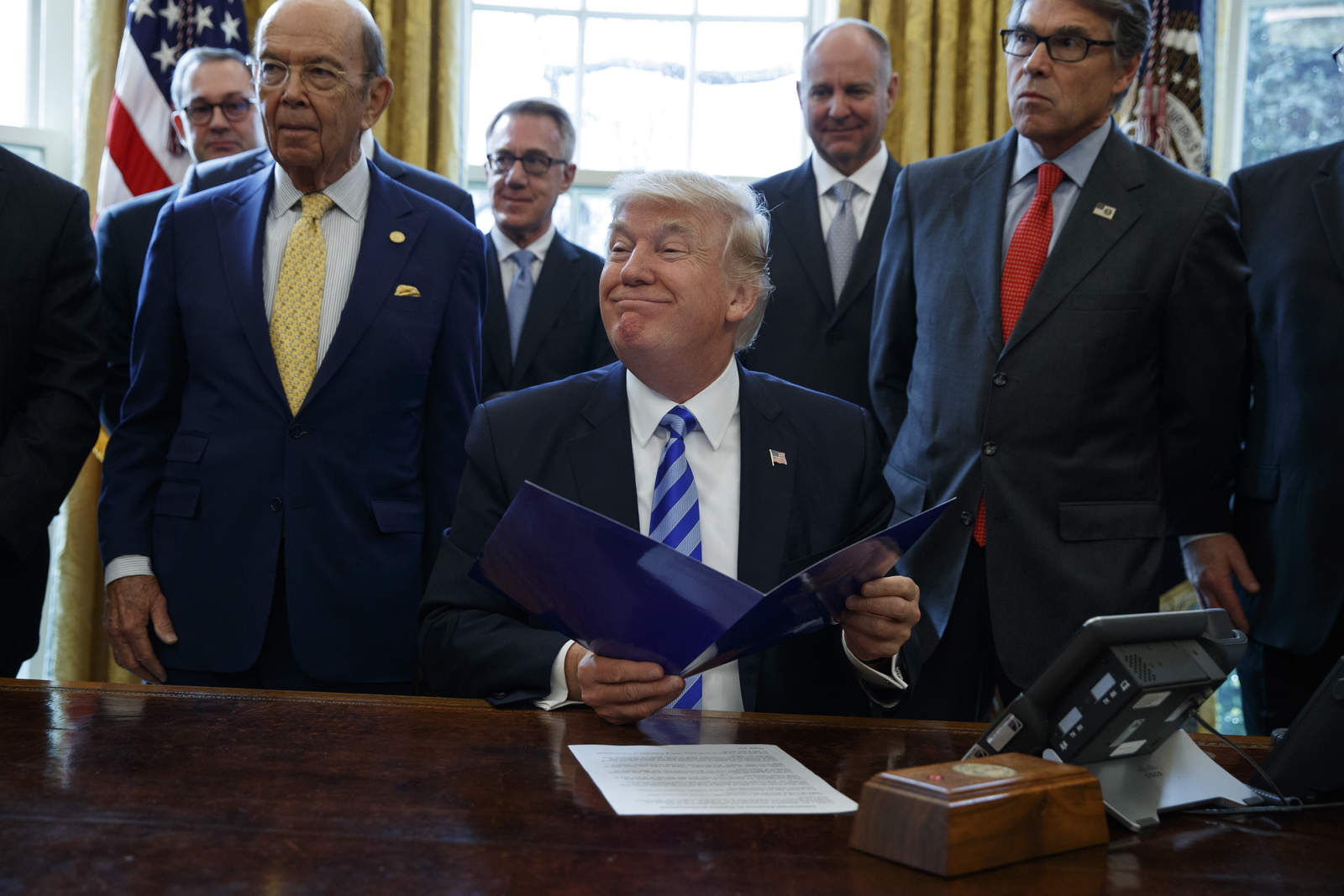 Trump firma orden que restringe solicitudes de asilo