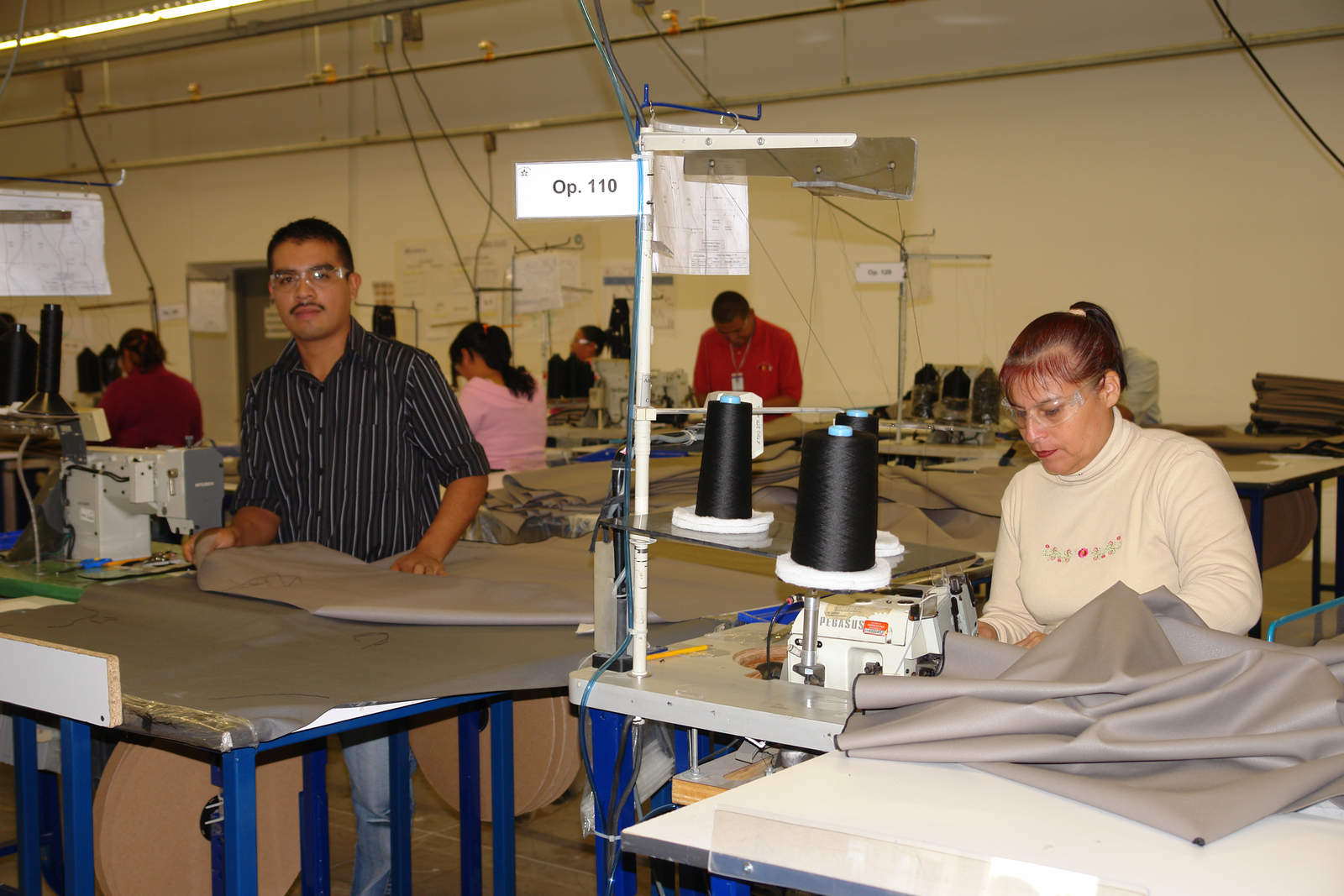 El presidente de la Consejo Nacional de la Industria Maquiladora y Manufacturera de Exportación, Luis Aguirre, informó que empresas en la frontera norte tienen 52 mil vacantes y 120 mil en todo el país que pueden ser ocupados por migrantes y mexicanos. (ARCHIVO)