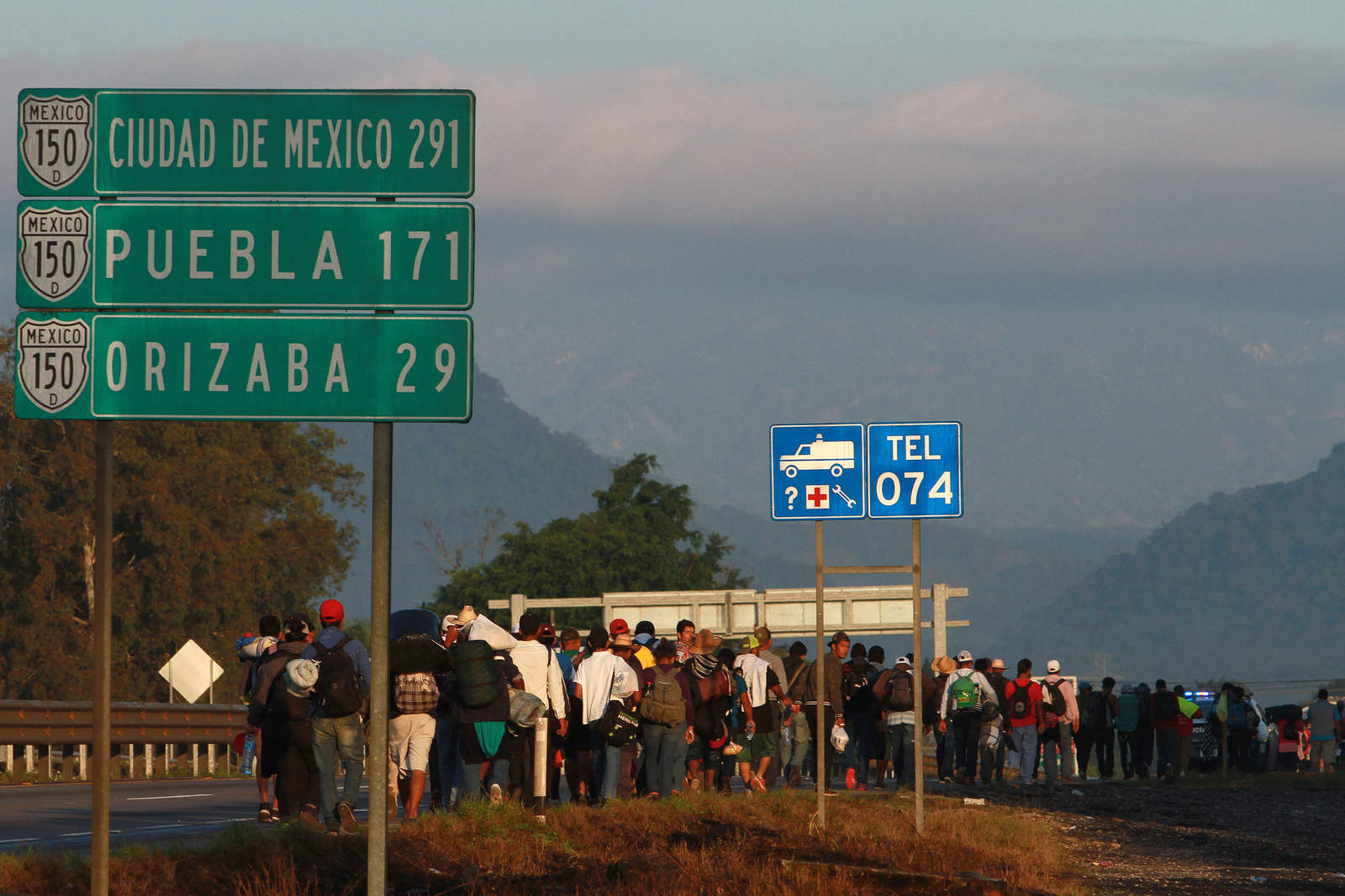  Sobre la presunta desaparición de miembros de la caravana migrantes en dos camiones que salieron de Veracruz ha habido diversos desmentidos, pero la Comisión Nacional de los Derechos Humanos (CNDH) continúa realizando una investigación, explicó Édgar Corzo Sosa, quinto visitador general de ese organismo. (NOTIMEX)