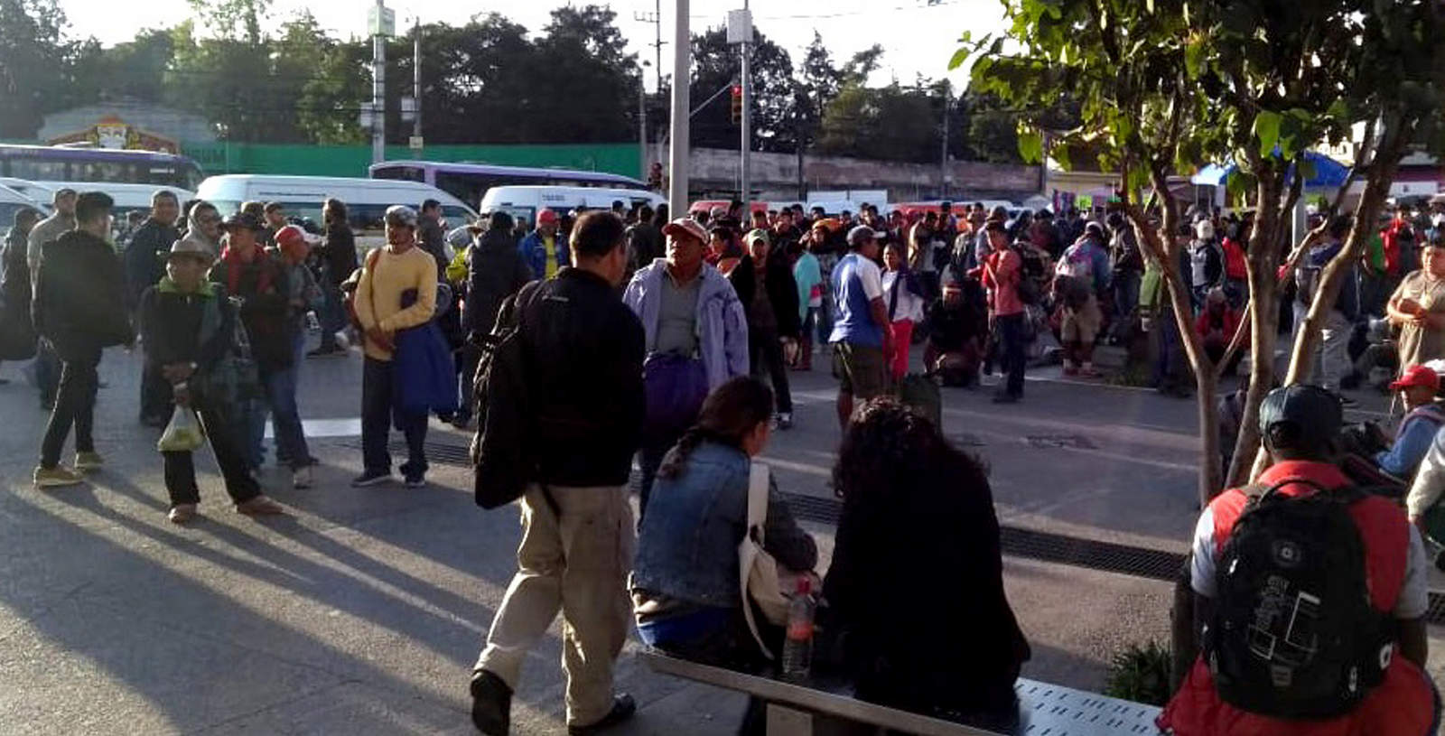 Los primeros grupos de migrantes arribaron a la caseta de cobro de Tepotzotlán de la autopista México-Querétaro, donde algunos continuaron a pie su camino y otros esperaban que algún vehículo se detuviera y los lleve. (ARCHIVO)