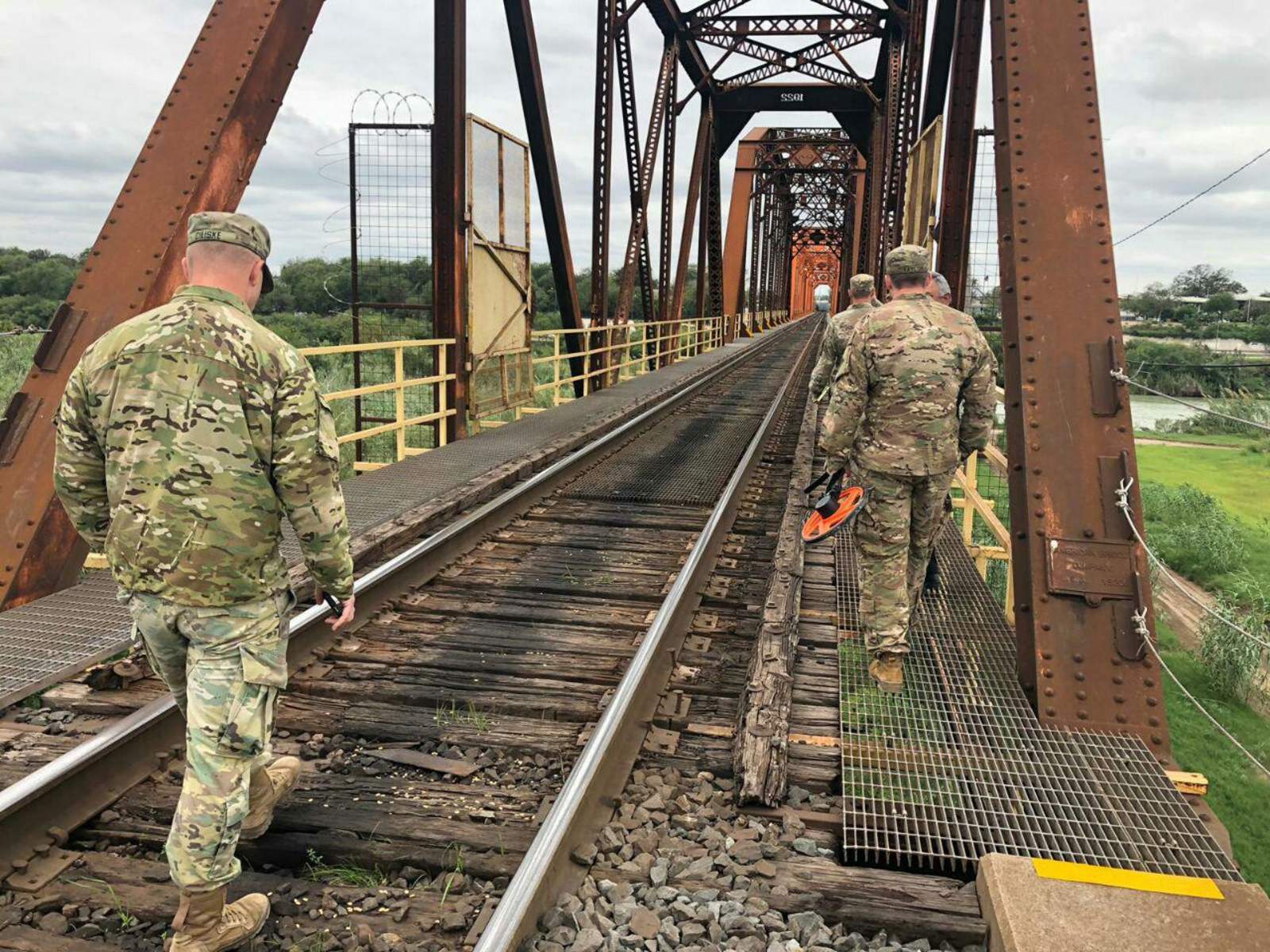 Inspecciona puentes personal militar en Eagle Pass