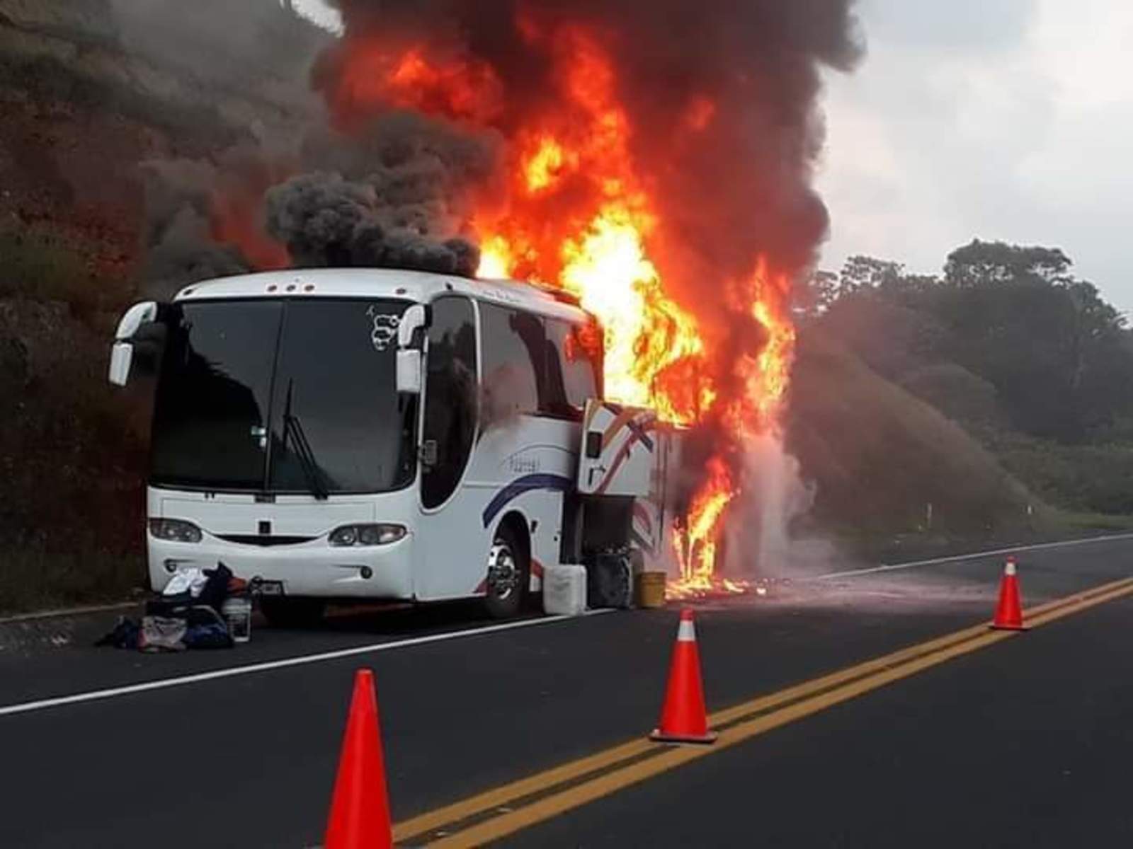 En un comunicado, detalló que esta tarde el autobús de pasajeros sufrió un desperfecto, lo cual provocó que el vehículo se incendiara, sin ningún lesionado. (ARCHIVO)
