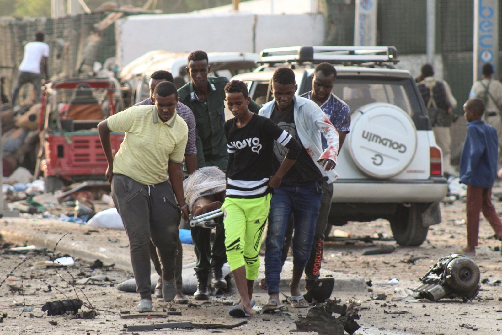 Fatal. Un grupo de hombres lleva a una víctima de un atentado bomba en un hotel de Mogadiscio.