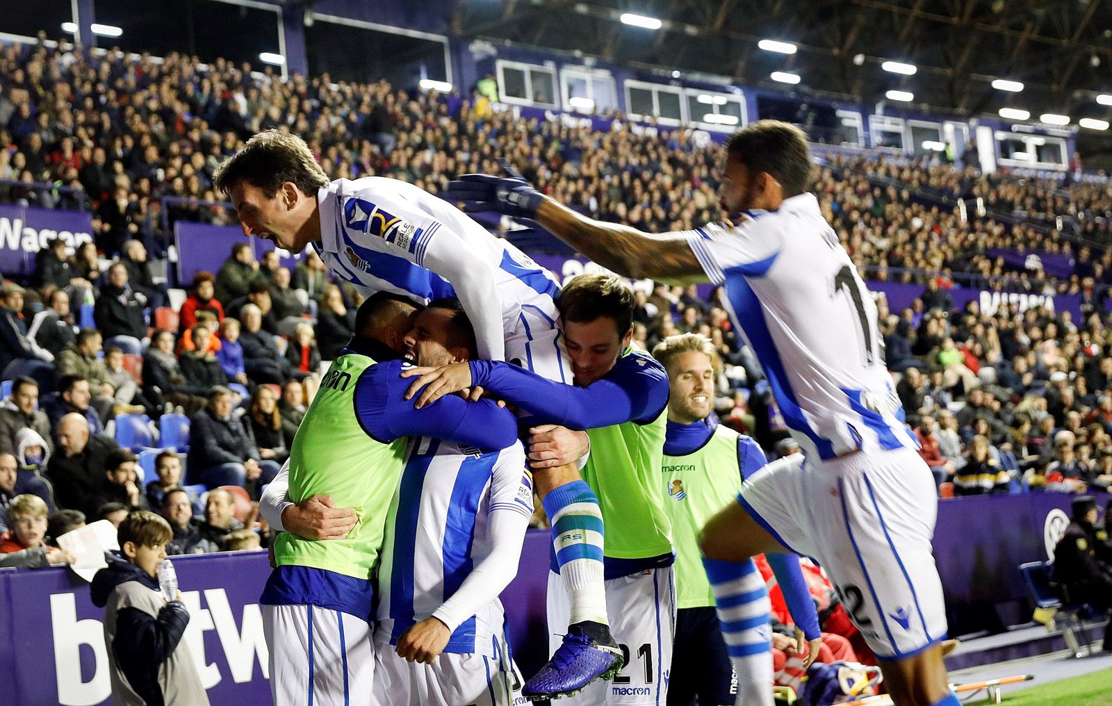 Los jugadores de la Real Sociedad festejan luego de anotar el segundo gol en la victoria 3-1 sobre el Levante.