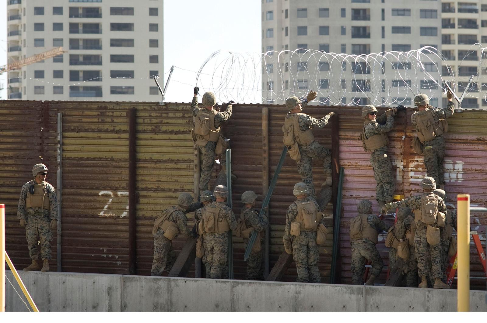 Alambrado. Las tropas recién llegadas forman parte de la Operación Línea Segura, tras la orden del presidente Trump.