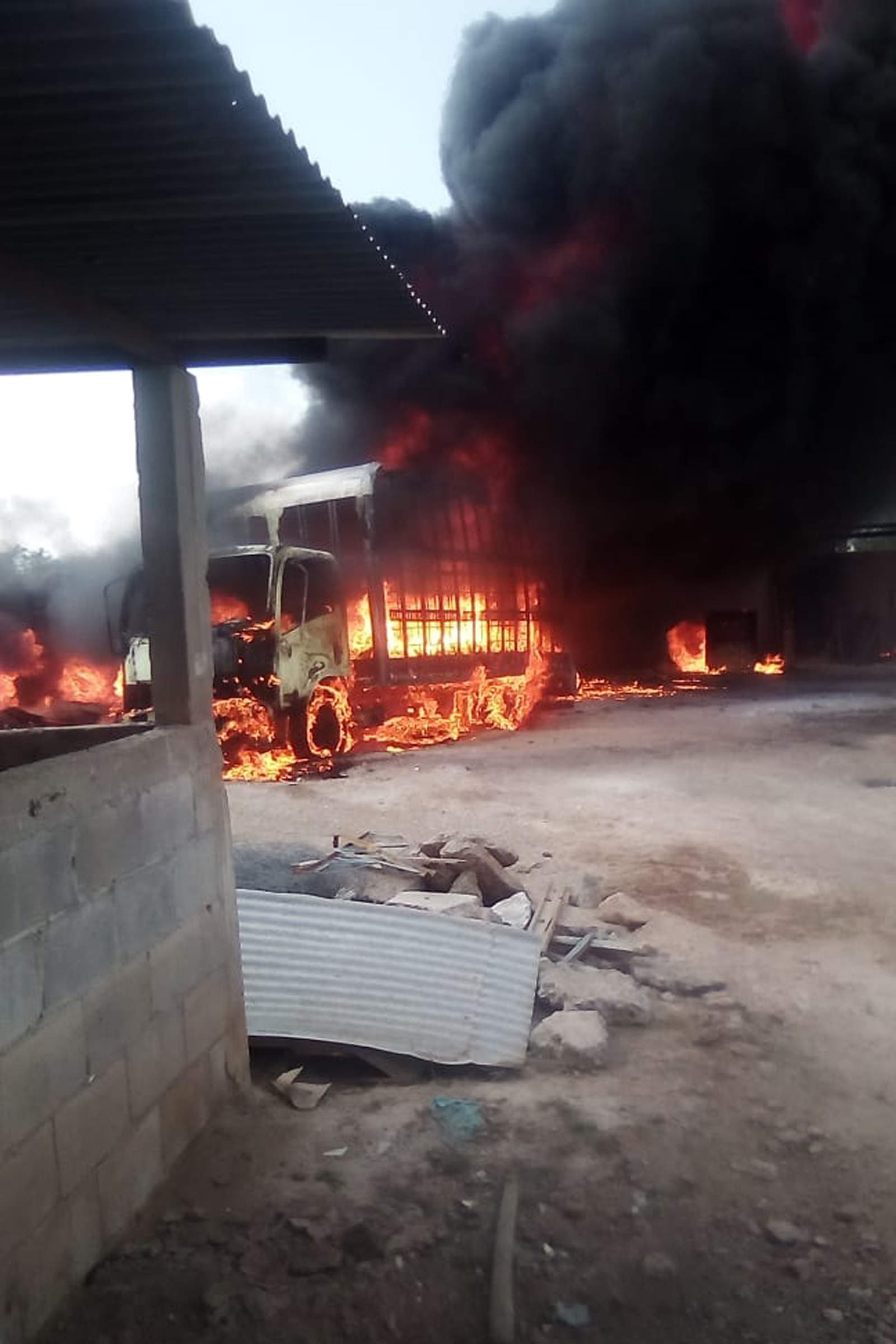 Aparatoso. Camioneta cargada con combustible clandestino explota en el ejido Brittingham de Gómez Palacio.  (EL SIGLO DE TORREÓN) 