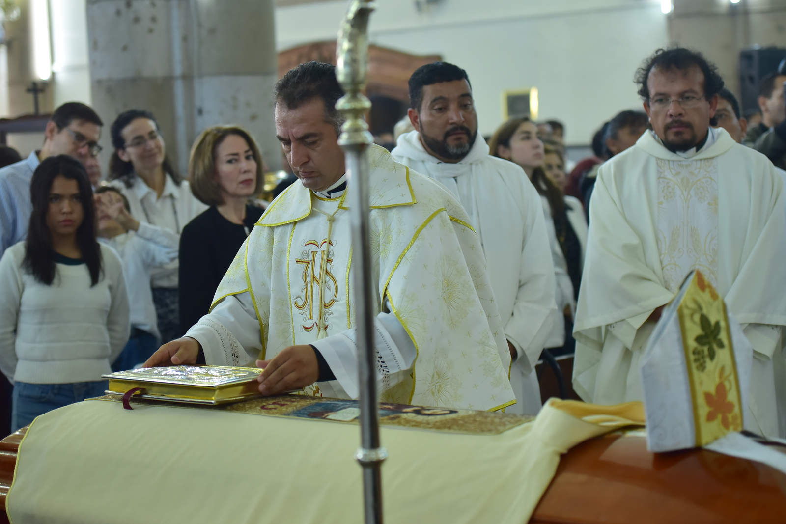 Miles de fieles despiden al obispo José Fortunato