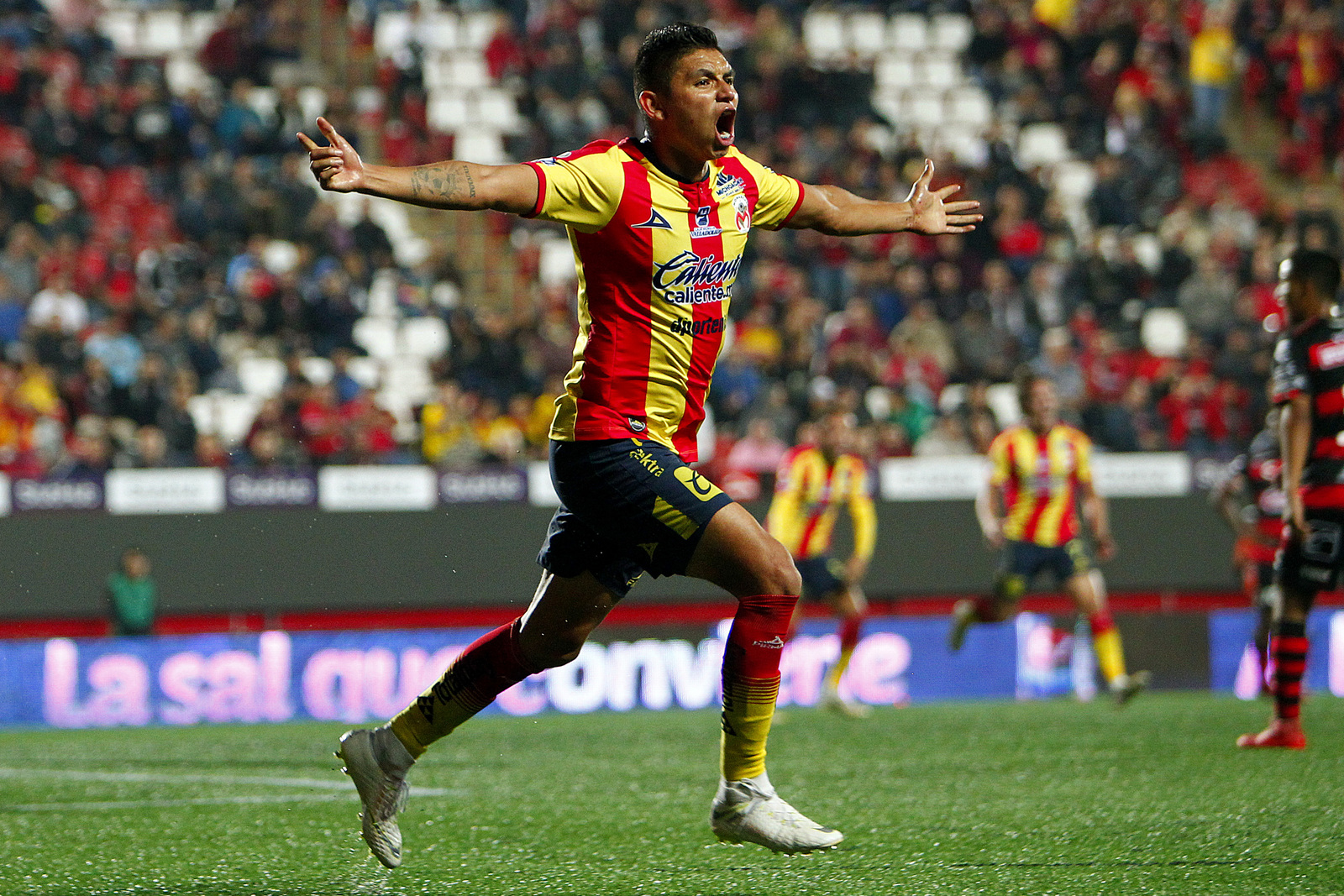 Miguel Sansores anotó dos goles en la victoria de Monarcas 3-2 sobre Xolos de Tijuana.