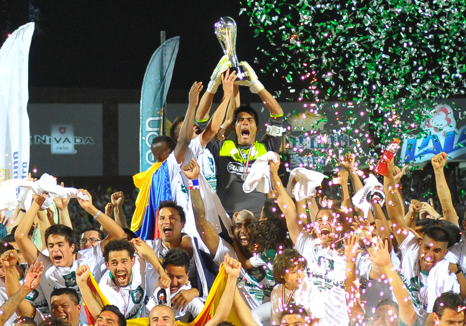 Santos Laguna se coronó en el Clausura 2012 al derrotar 2-1 en el Estadio
Corona a los Rayados de Monterrey. (Archivo)