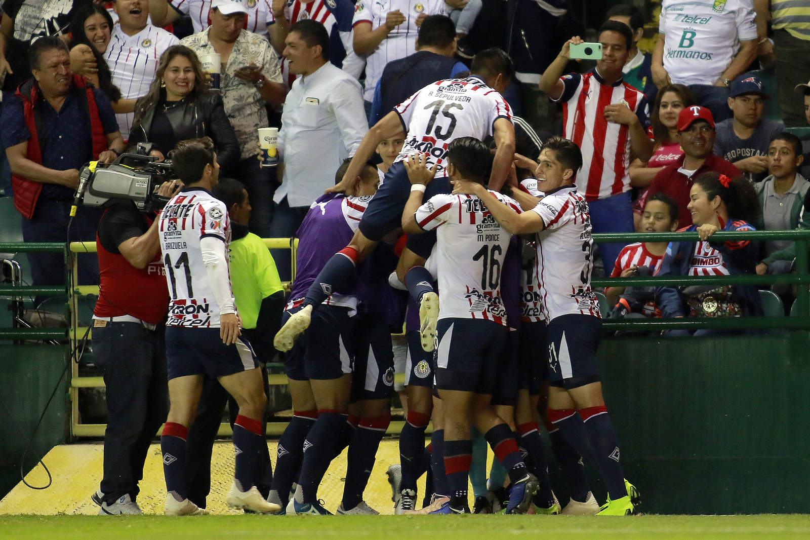 Chivas derrotó 1-0 a León con gol de Ángel Zaldívar.