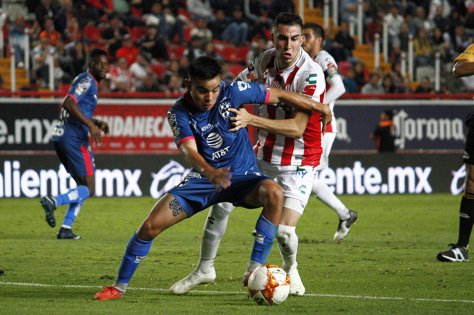 Carlos Rodríguez (i) y Alejandro Mayorga (d) disputan un balón en el partido jugado la noche del sábado en la cancha del Estadio Victoria. (Jam Media)
