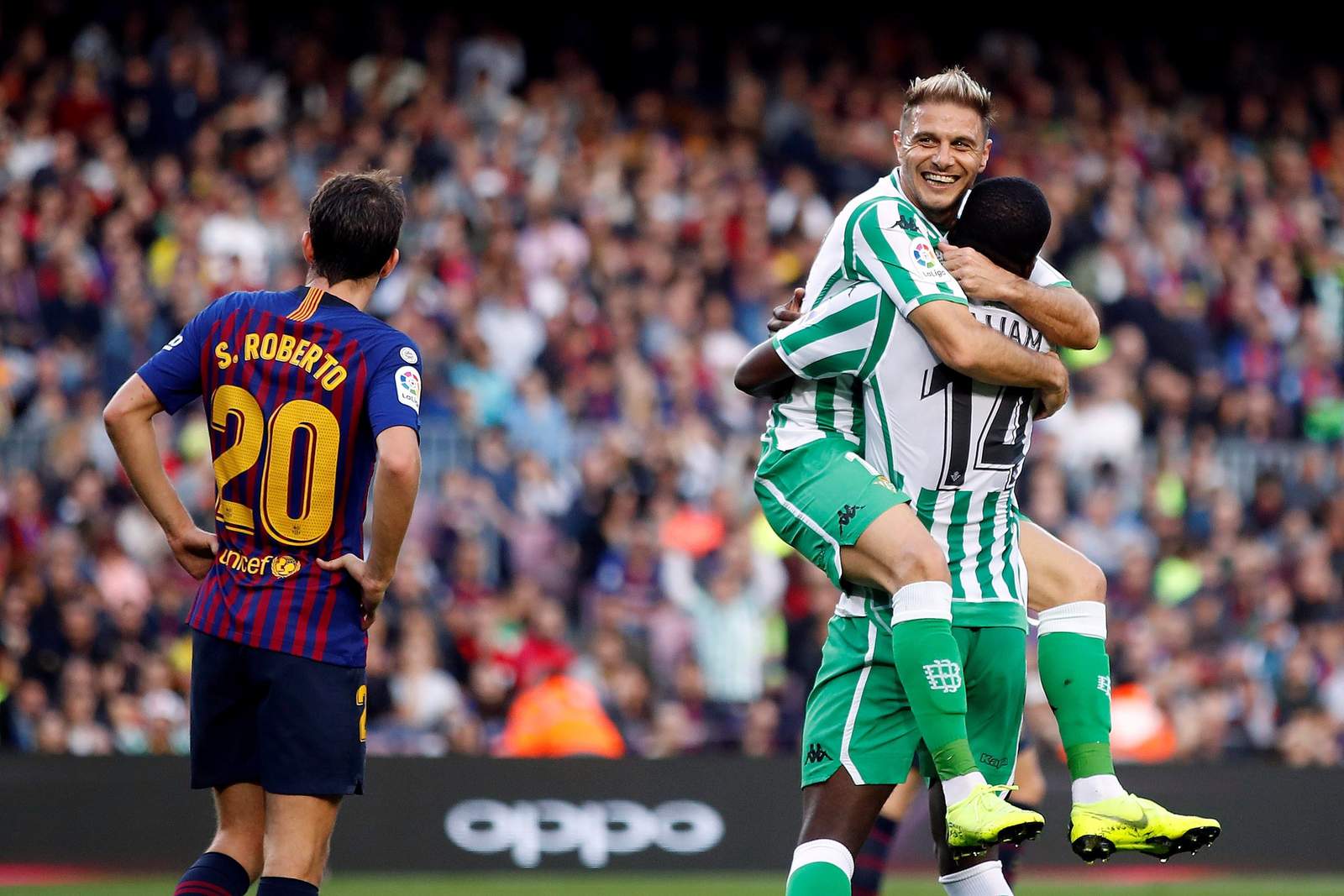 El veterano jugador verdiblanco Joaquín festeja su gol ante Barcelona.