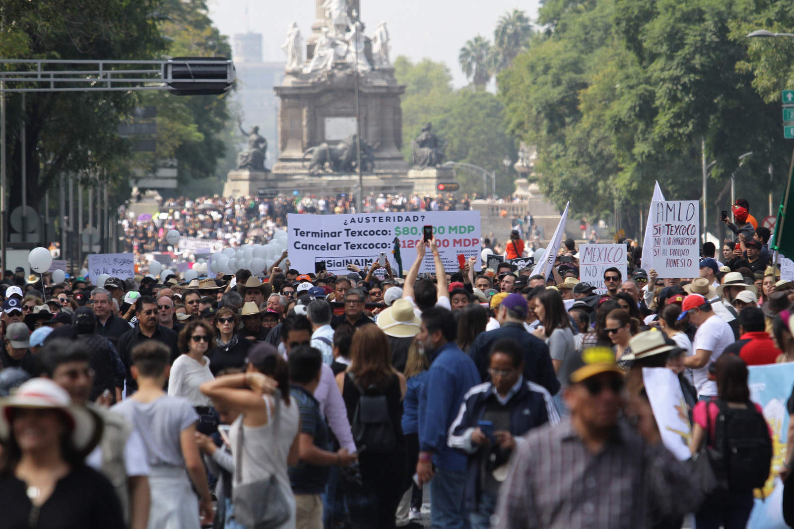 Marchan en defensa del NAICM en Texcoco