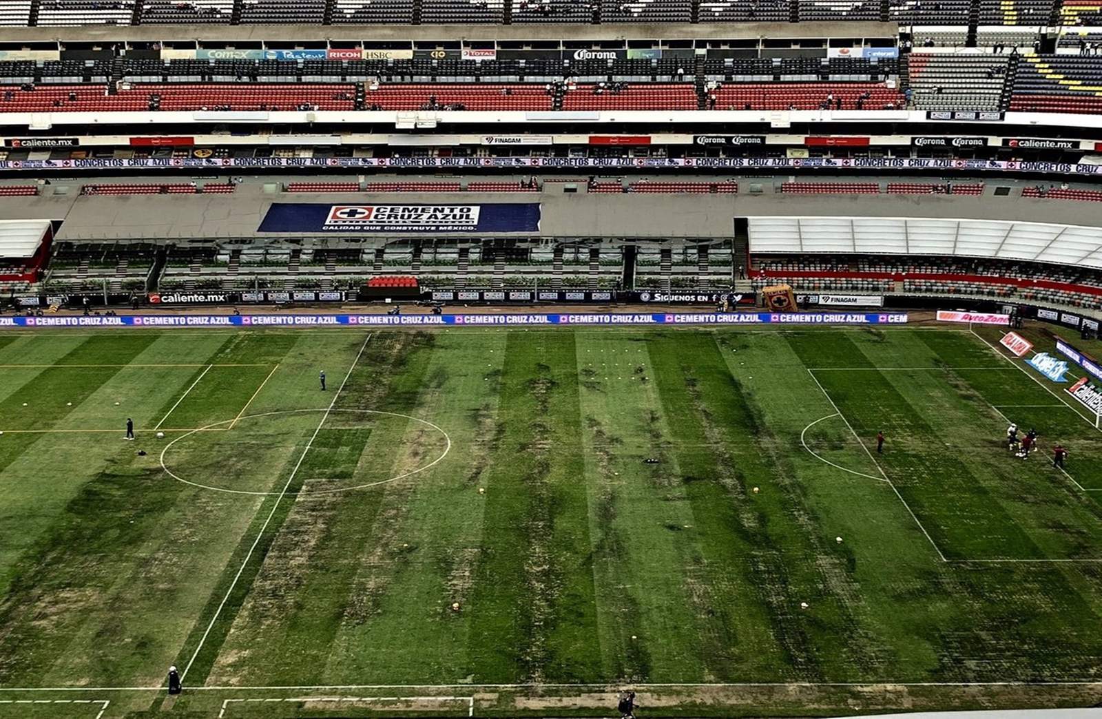La cancha del Estadio Azteca luce bastante deteriorada previo al partido de la NFL entre Rams y Chiefs. (Especial)