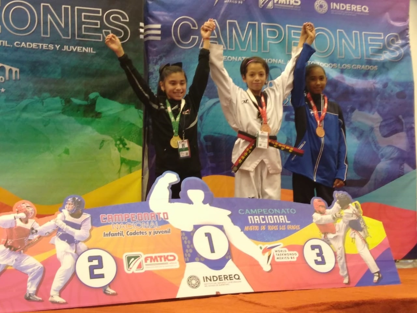 Luciana Ortiz muestra orgullosa su medalla de bronce obtenida durante el campeonato nacional, selectivo para la FMTKD.