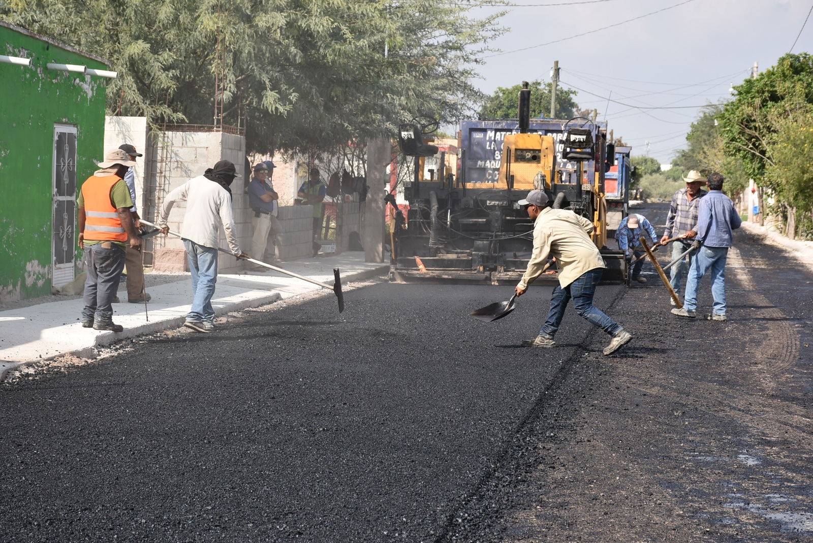 Obra. La inversión contempla trabajos de pavimentación sobre 2 mil metros cuadrados de terracería en el poblado Las Huertas. (CORTESÍA)