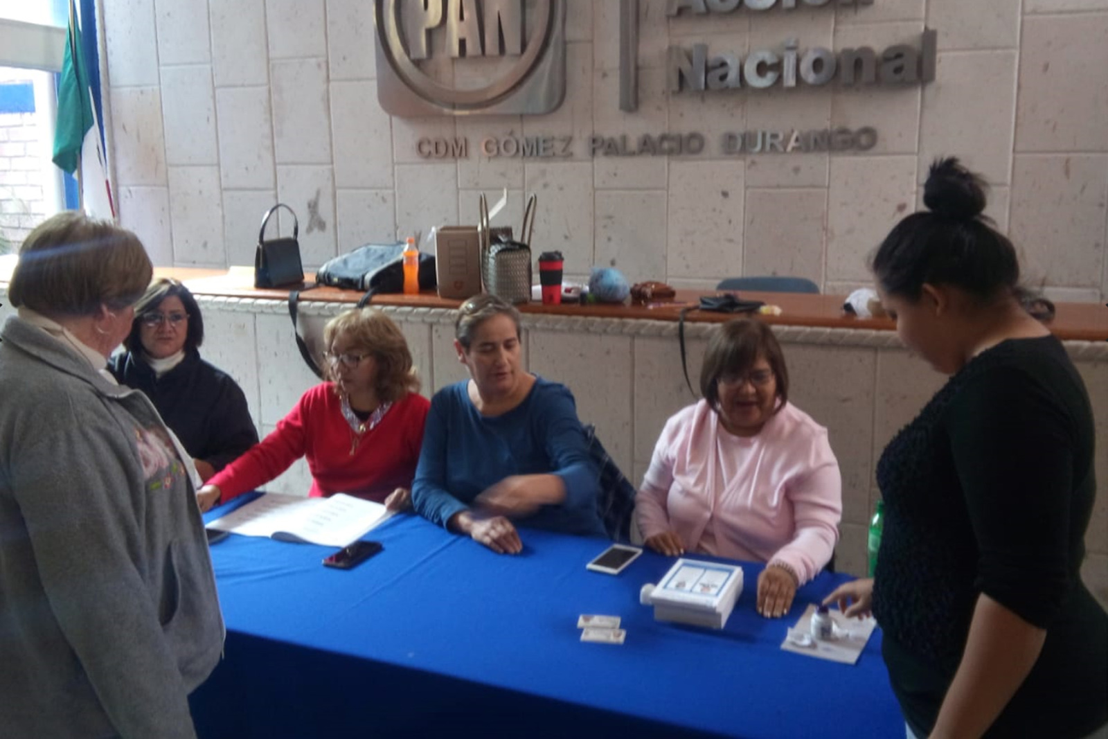 Votaciones. Militantes del PAN en Gómez Palacio dan su voto para elegir al dirigente nacional. (EL SIGLO DE TORREÓN)