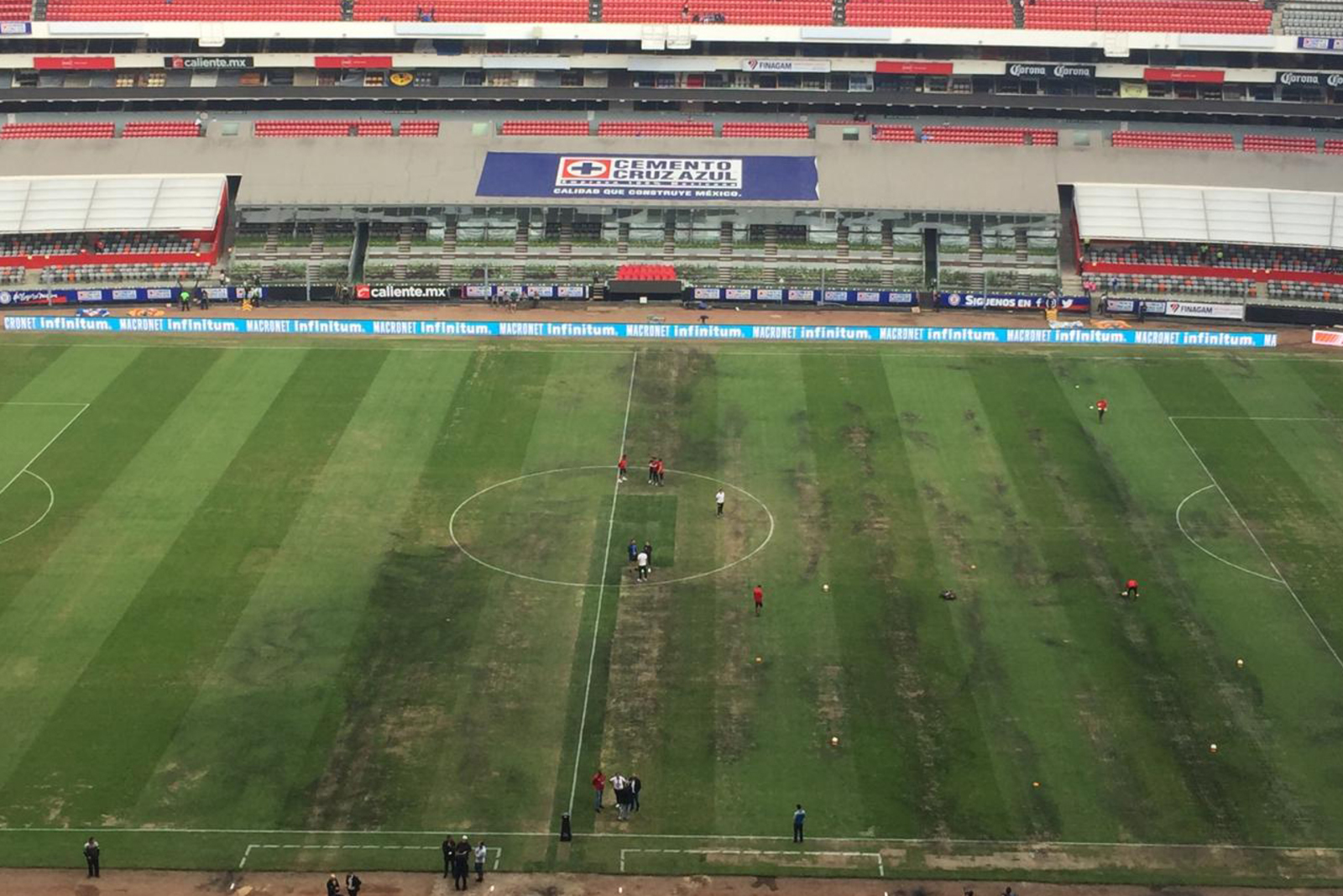 La cancha del Estadio Azteca lució en pésimas condiciones para el juego entre Cruz Azul y Lobos.