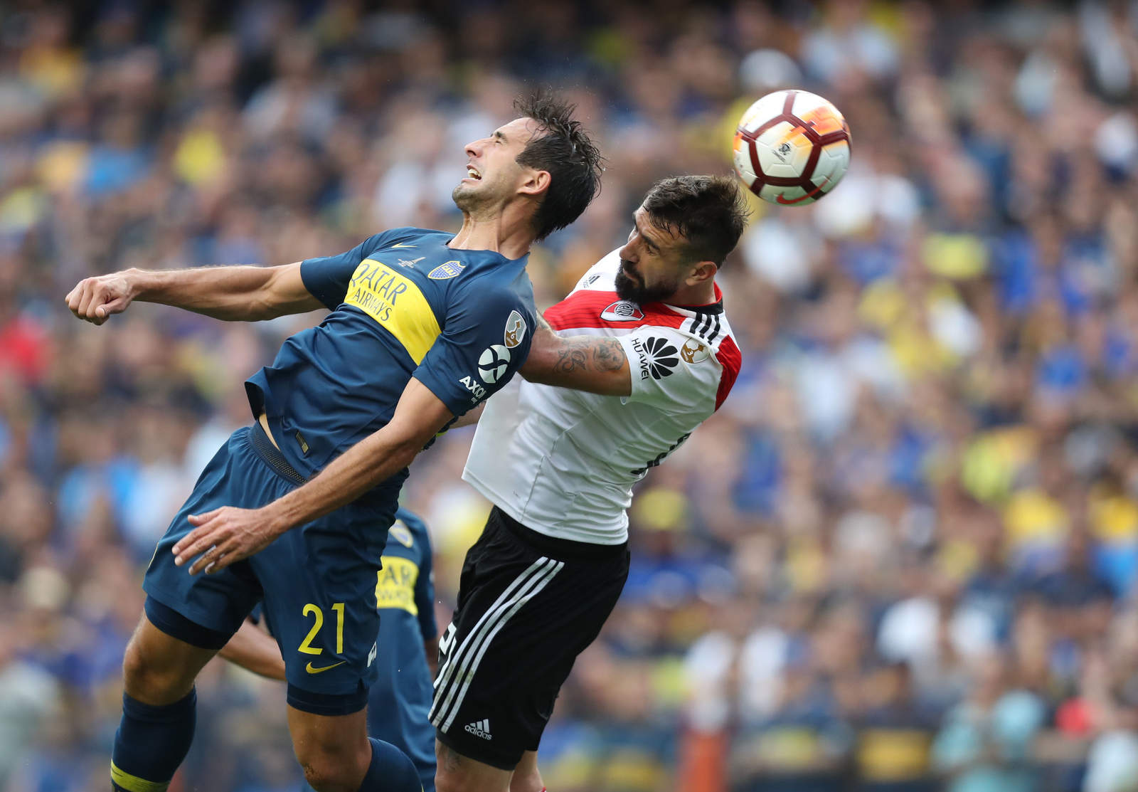 El zaguero Carlos Izquierdoz rosó accidentalmente la pelota para cambiarle la dirección y marcar un autogol ante River Plate.