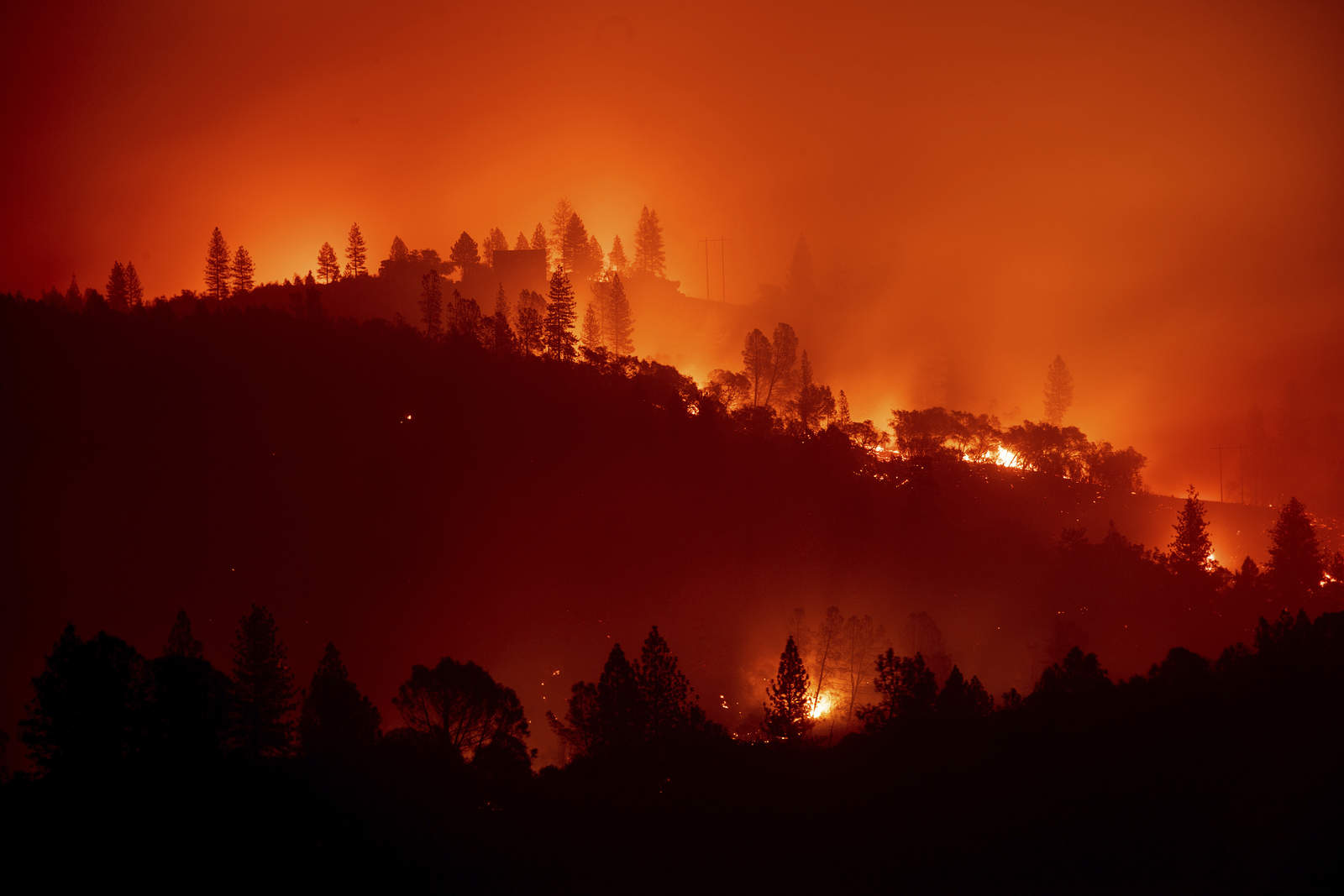 Se han quemado 44,100 hectáreas y está contenido en un 25%. (AP)